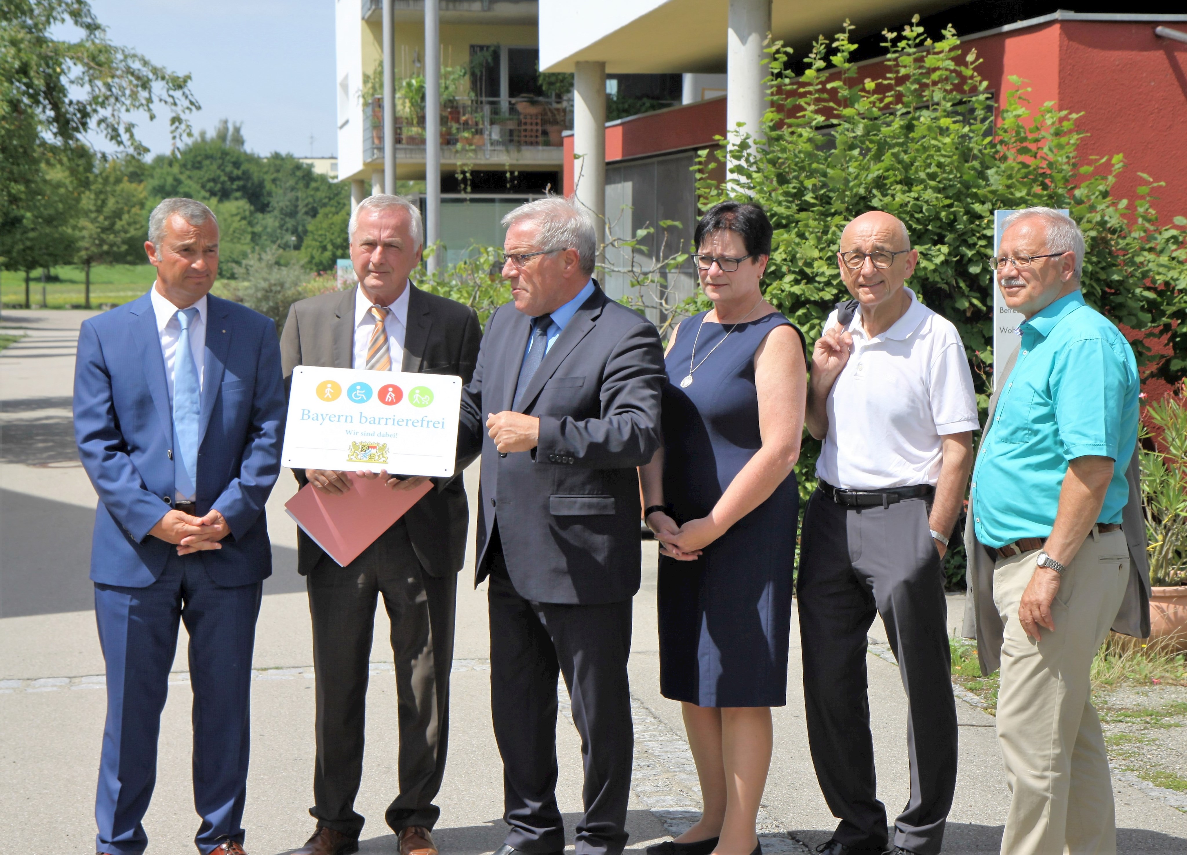 von links: Oberbürgermeister der Stadt Günzburg Gerhard Jauernig, Bezirkstagspräsident Jürgen Reichert, Staatssekretär Johannes Hintersberger, Cornelia Reisenbüchler, Landtagsabgeordneter Alfred Sauter, Landrat Hubert Hafner