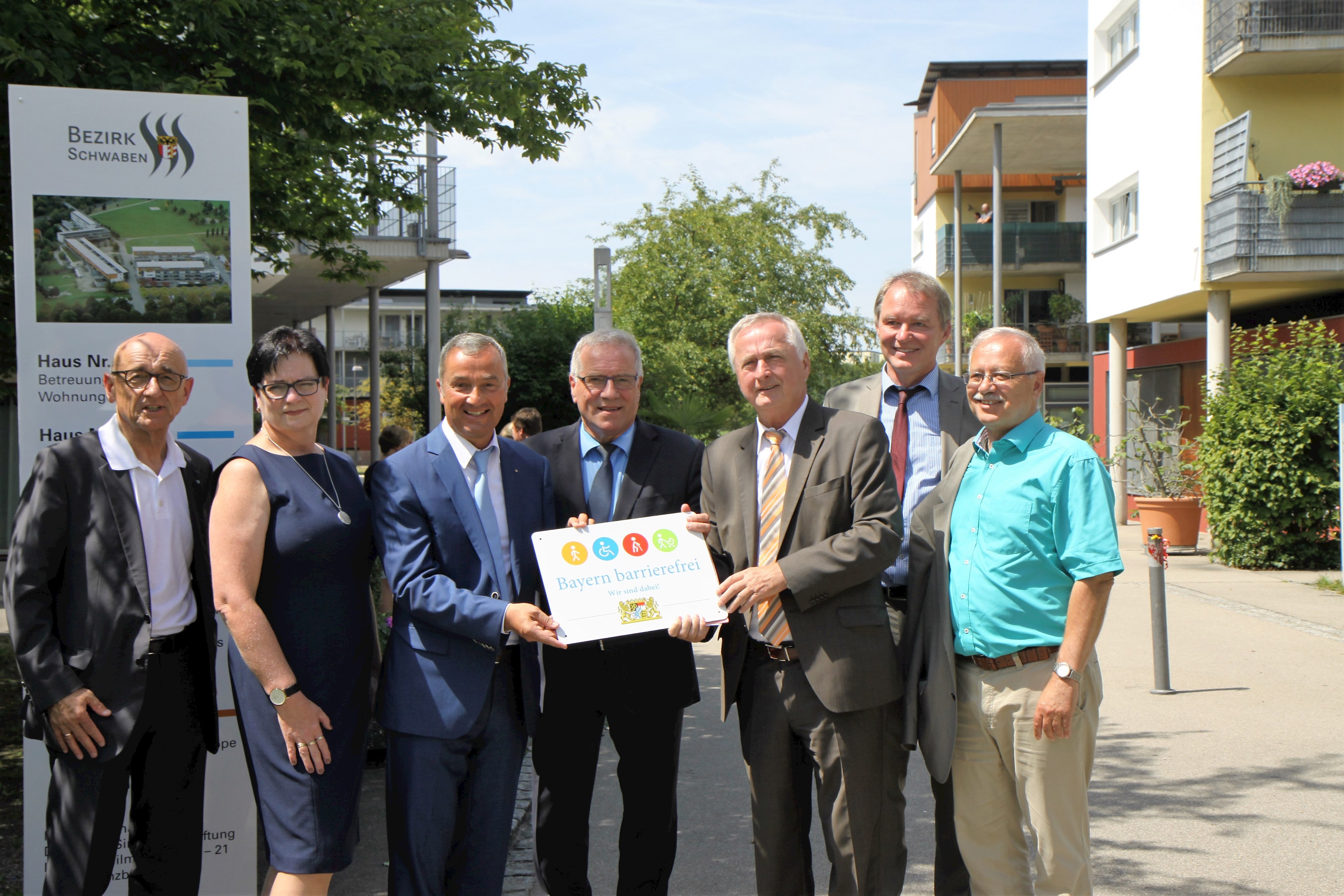 Landtagsabgeordneter Alfred Sauter, Verwaltungsleiterin der Wohnanlage, Cornelia Reisenbüchler, Gerhard Jauernig, Oberbürgermeister der Stadt Günzburg, Herr Staatssekretär Johannes Hintersberger, Bezirkstagspräsident Jürgen Reichert, Volkmar Thumser, Behindertenbeauftragter des schwäbischen Bezirkstags und Landrat Hubert Hafner (Landkreis Günzburg).