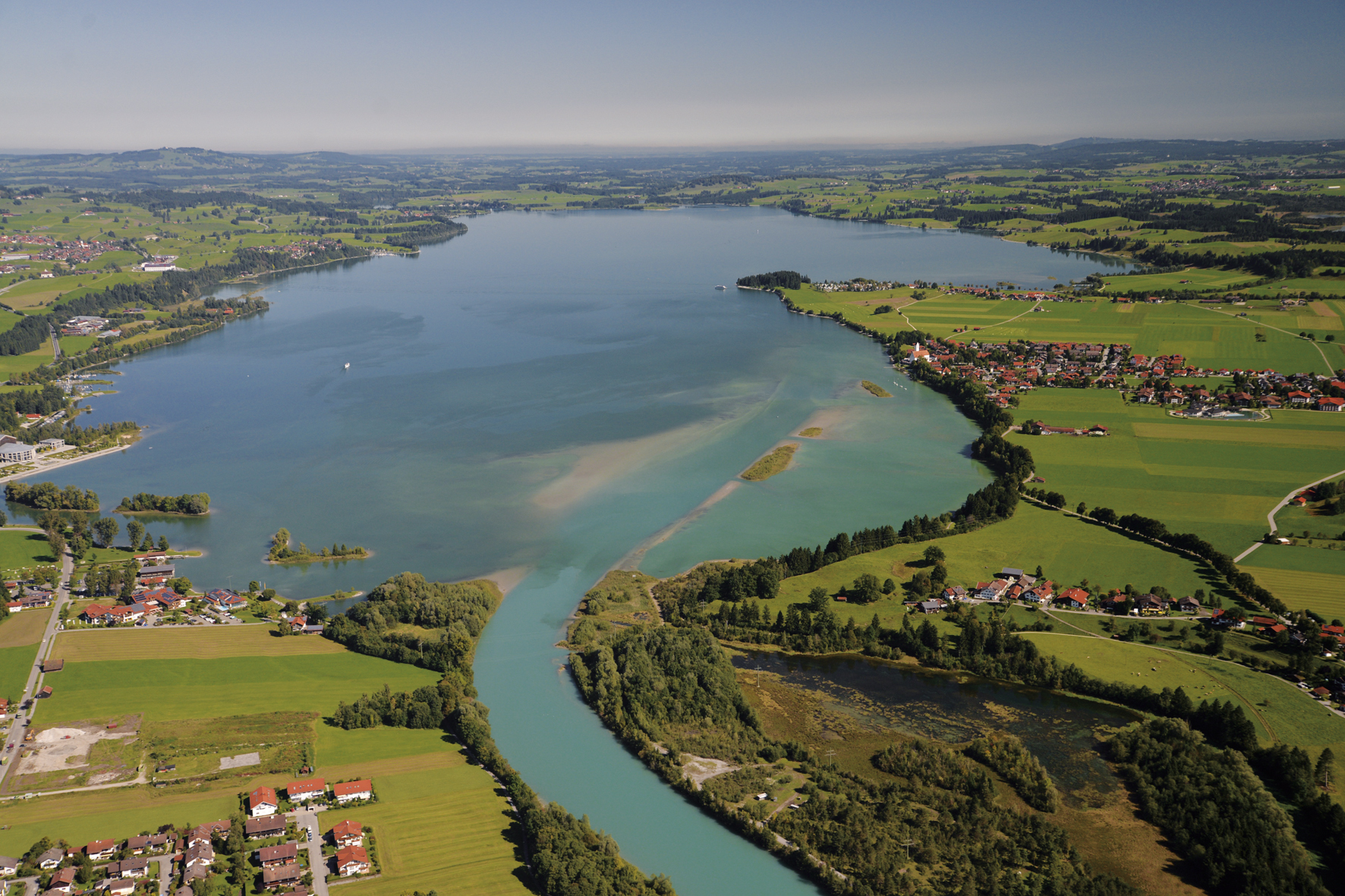 Der Forggensee bei Füssen ist ein künstlich angelegter Stausee - aber deswegen nicht weniger eindrucksvoll, wie die Fotoaufnahme von Wolfgang B. Kleiner aus dem Bildband des Bezirks Schwaben zeigt.
