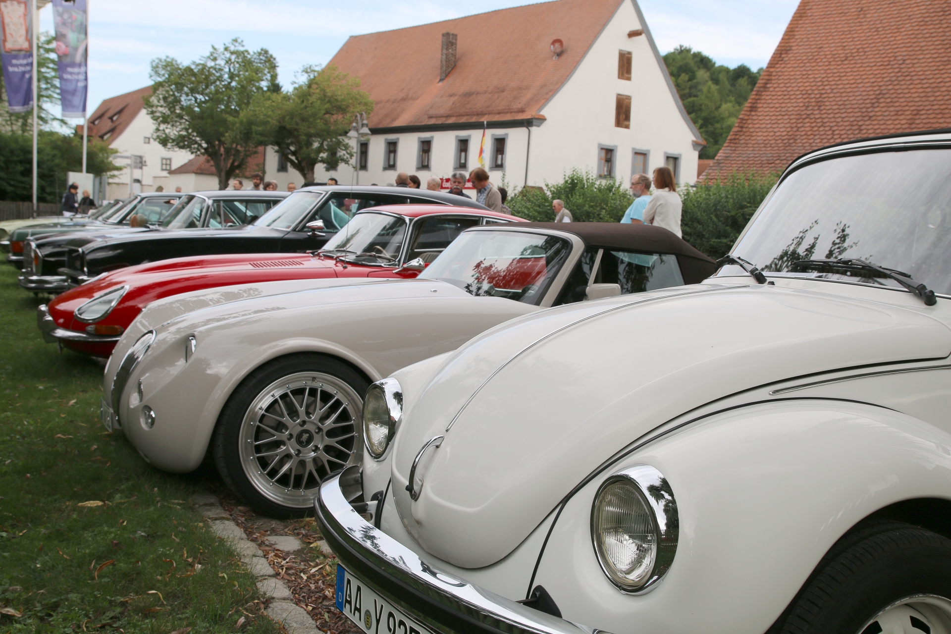 Bäuerliche Arbeit und historische Fahrzeuge beim Schnitterfest