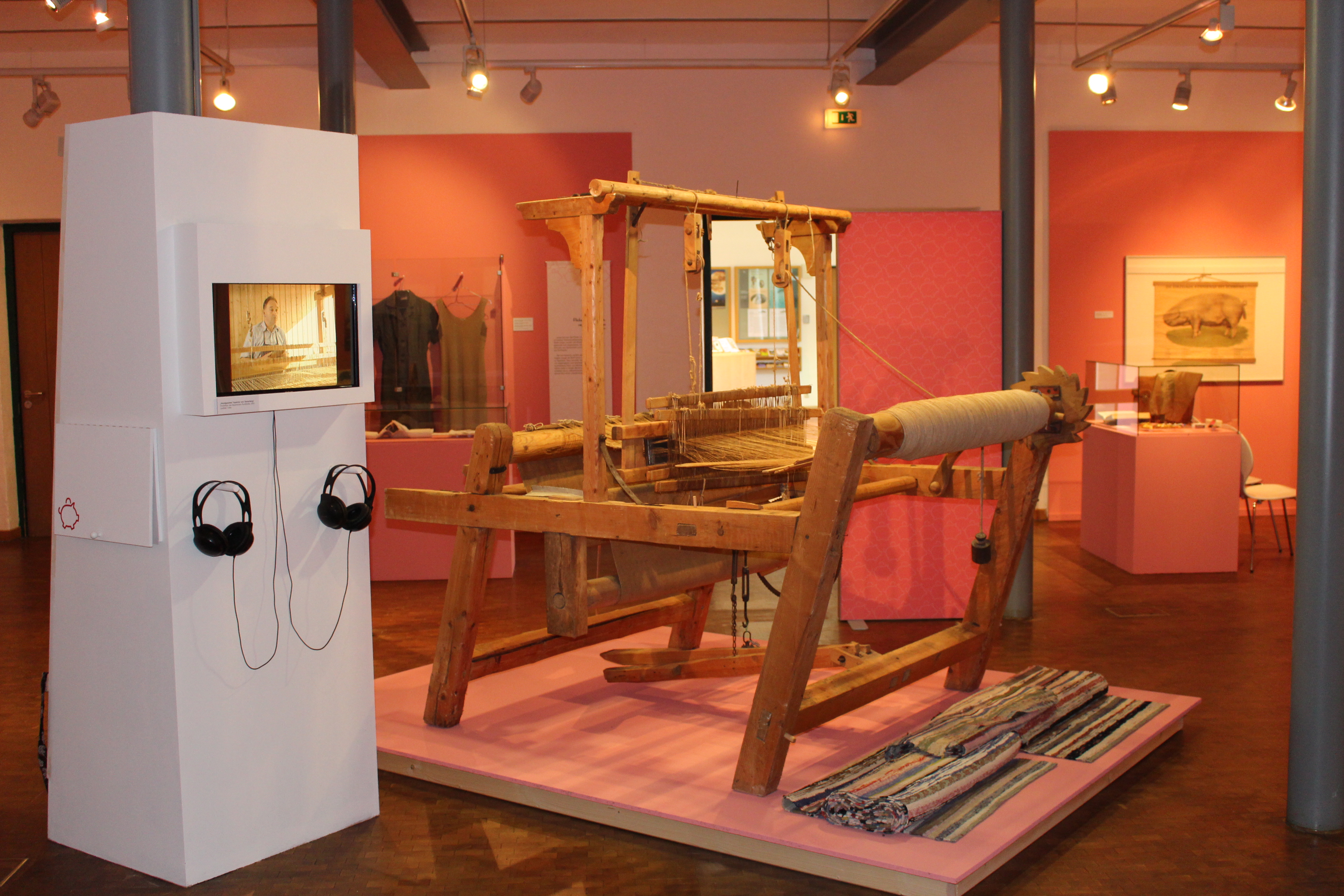 Letzte Führung durch die Ausstellung Entdecken, Recyclen, Bewahren - Material in der Kunst und Erzählcafé im Schwäbischen Volkskundemuseum in Oberschönenfeld