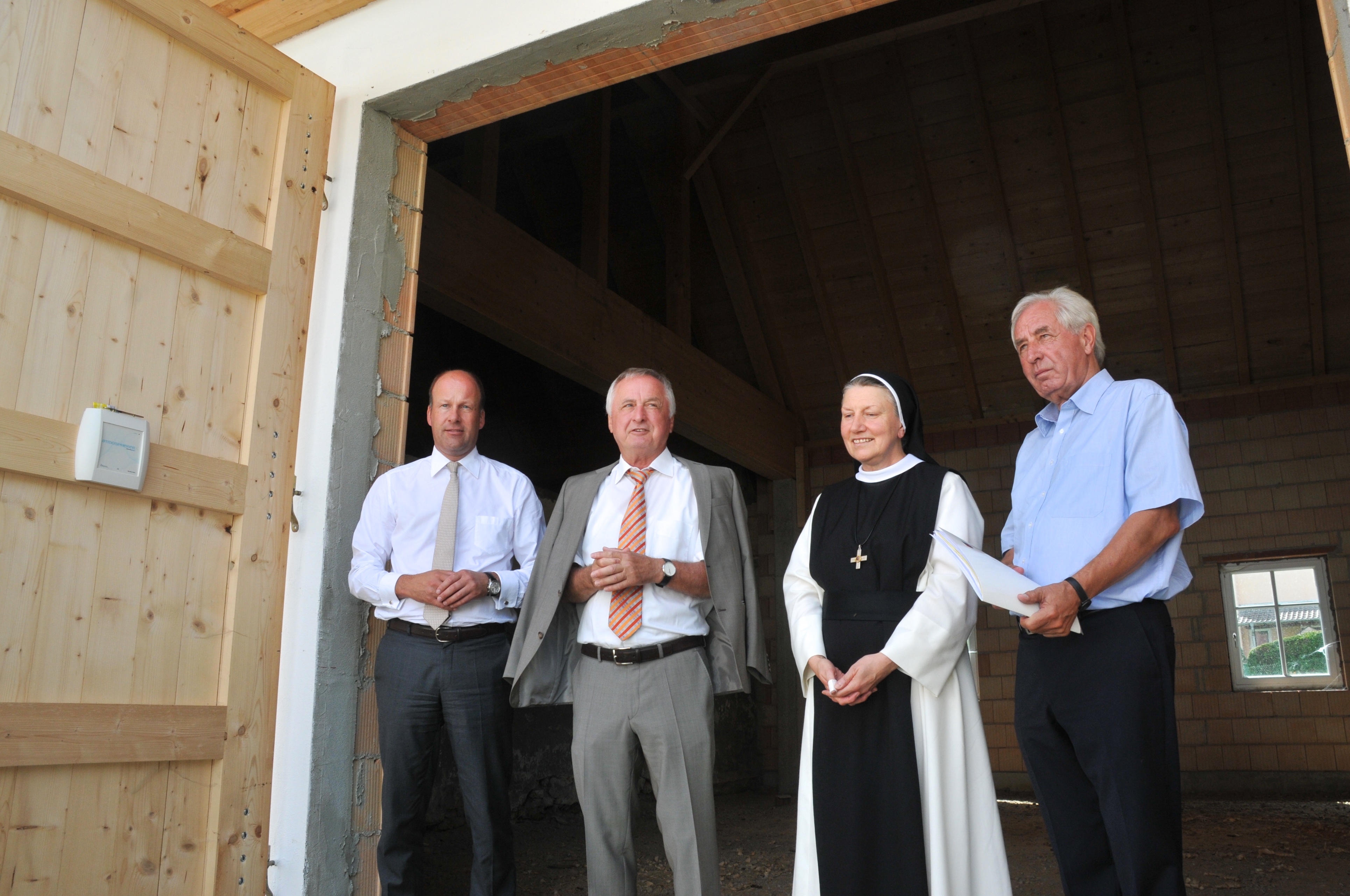 von links nach rechts: Landrat Martin Sailer, Bezirkstagspräsident Jürgen Reichert, Äbtissin Gertrud Pesch und Max Strehle, ehemaliges Mitglied des Landtages bei der Begehung des Weiherhof-Geländes