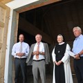von links nach rechts: Landrat Martin Sailer, Bezirkstagspräsident Jürgen Reichert, Äbtissin Gertrud Pesch und Max Strehle, ehemaliges Mitglied des Landtages bei der Begehung des Weiherhof-Geländes