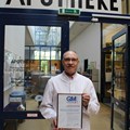 Leitender Apotheker Franz-Joseph Seidel präsentiert stolz die Urkunde für erfolgreiche Rezertifizierung seiner Apotheke.