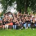 Die Schülerinnen der Berufsfachschule für Krankenpflege am Bezirkskrankenhaus Kaufbeuren jubeln mit ihren Lehrerinnen und Lehrern über den erfolgreichen Abschluss ihrer Prüfungen.