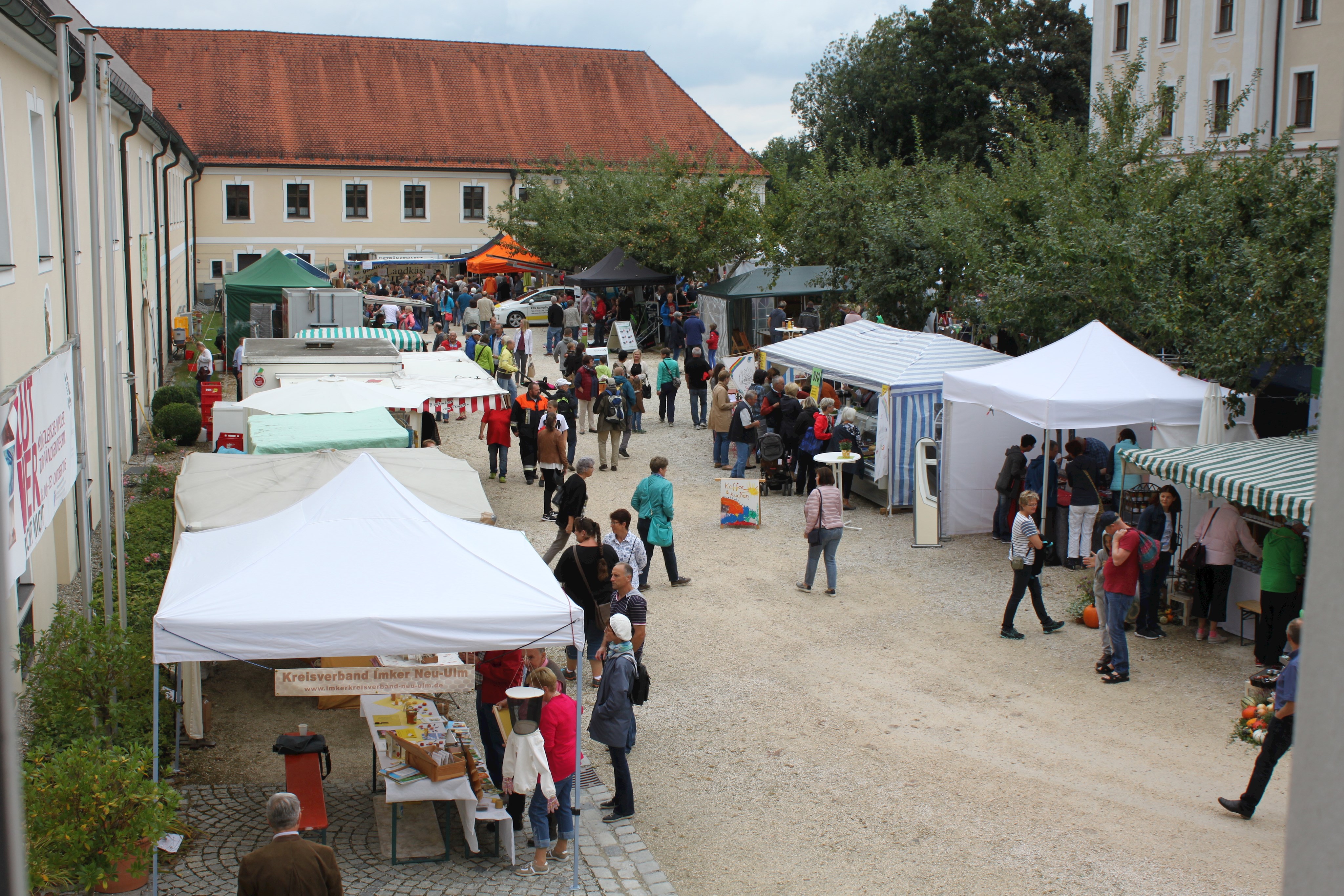 gut besuchte Informations- und Verkaufsstände im Prälatenhof mit vielfältigen Angeboten