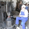 Schmiedevorführung in der Hammerschmiede in Naichen