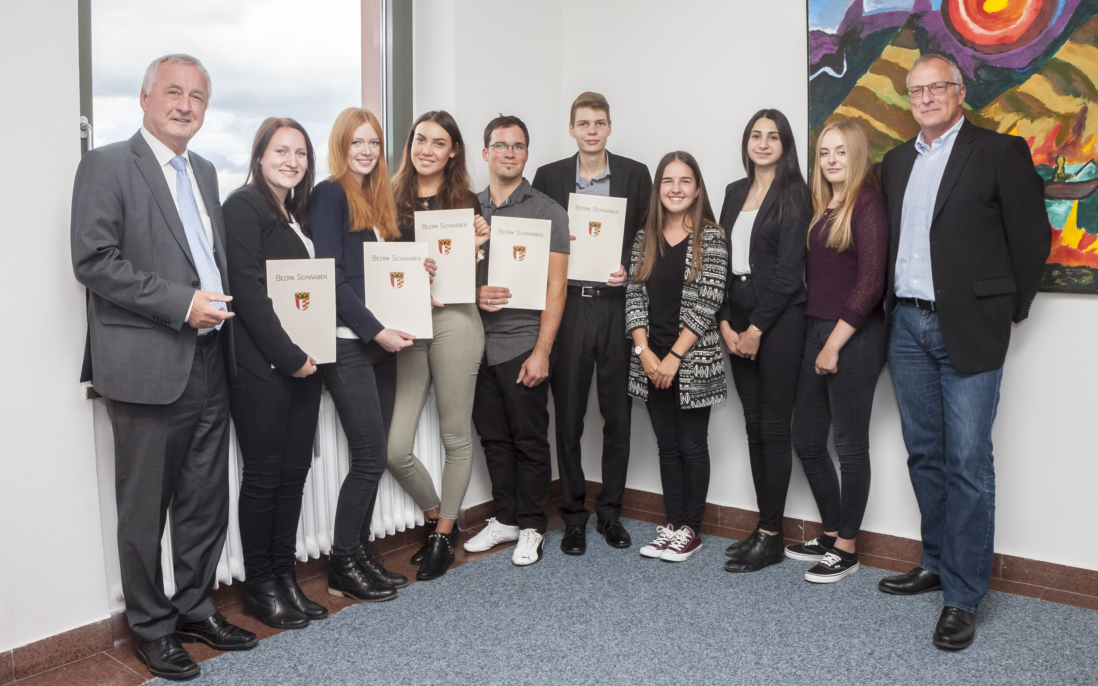 von links: Bezirkstagspräsident Jürgen Reichert, die neuen Verwaltungsinspektoranwärter Franziska Rieger, Jessica Hauke, Sandra Schindler, Sebastian Rudolf, Dominik Saule, die neuen Auszubildenden Elena Maier, Linda Akgüc und Lisa Schlecht, Personalleiter Manfred Brehm.