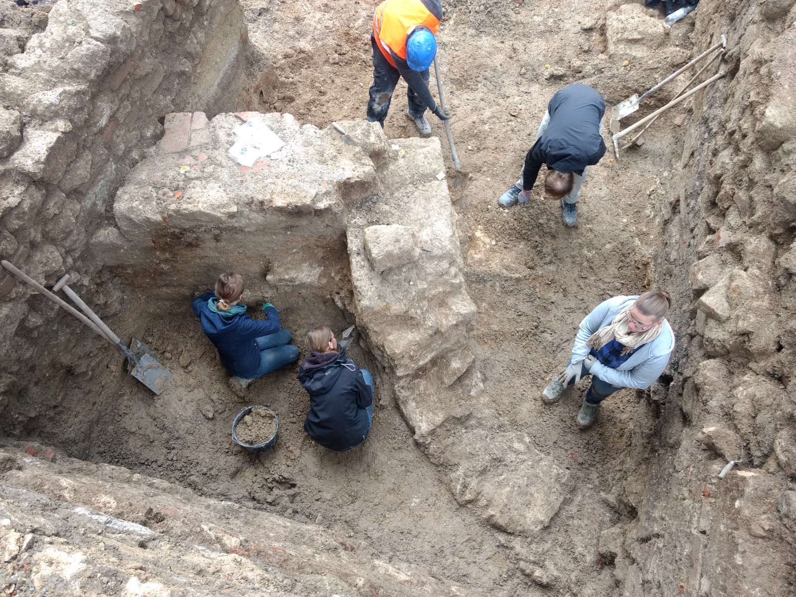 Seit 2013 graben in Kloster Irsee Archäologen der LMU München die Überreste alter Wirtschaftsgebäude (z.B. Küferei und Mühle) und die verbliebene Klostermauer aus. In der diesjährigen Sommerkampagne wurde ein rundlicher Eckturm („Schalenturm“) der älteren, mittelalterlichen Klosterummauerung aus dem frühen 17. Jahrhundert entdeckt. Einen entsprechenden Pressetext finden Sie beigefügt.