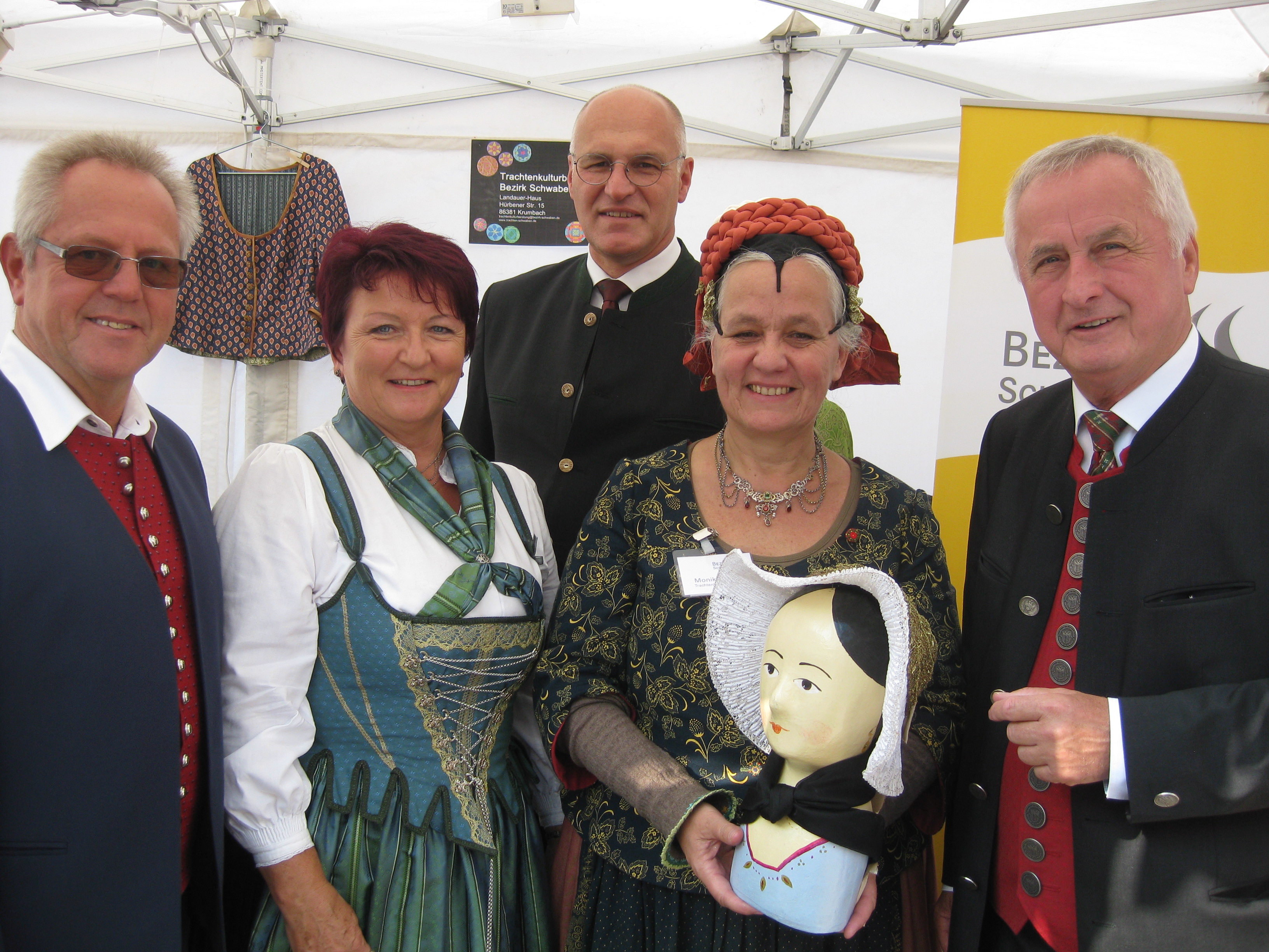 Am Schwabentag trafen sich am Stand der Trachtenberatung (v. l.) Bezirksrat Herbert Pressl mit Frau, Augsburgs OB Dr. Kurt Gribl, Trachtenberaterin Monika Hoede, Bezirkstagspräsident Jürgen Reichert.