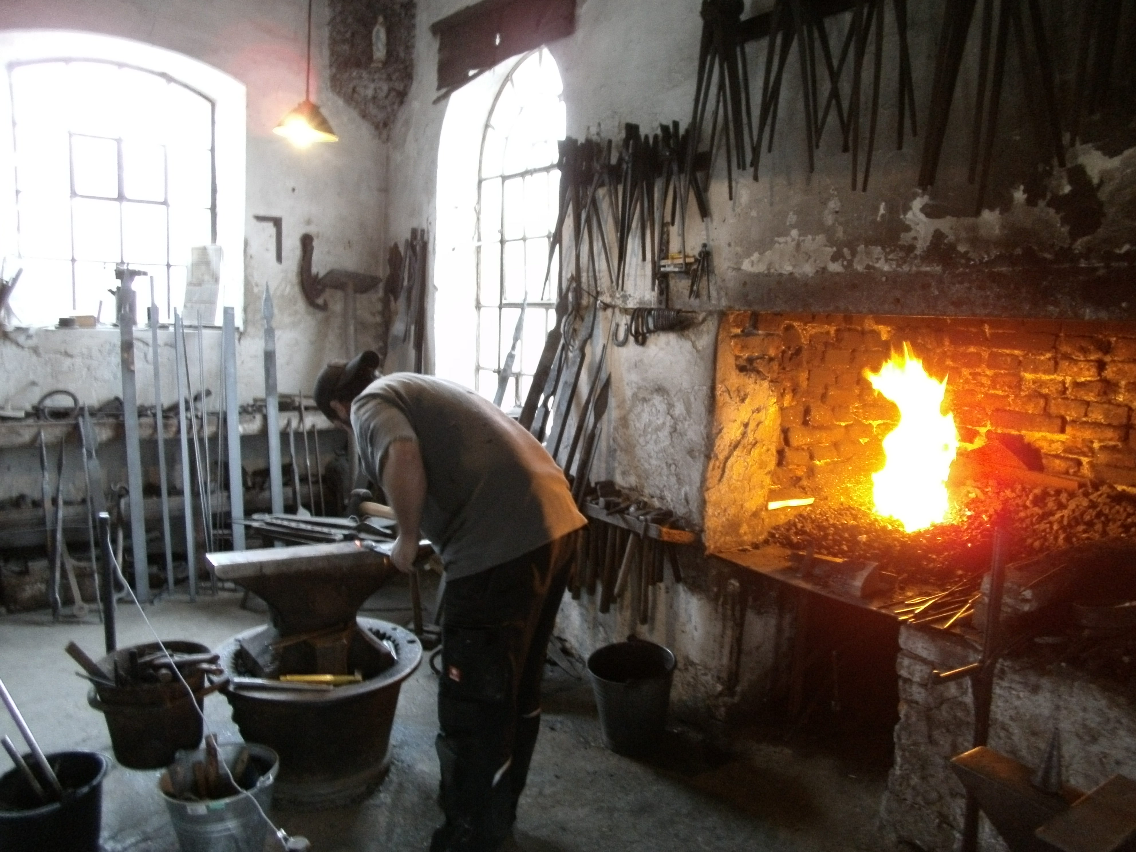 Historische Schmiedekunst in Aktion am 15. Oktober in der Hammerschmiede in Naichen