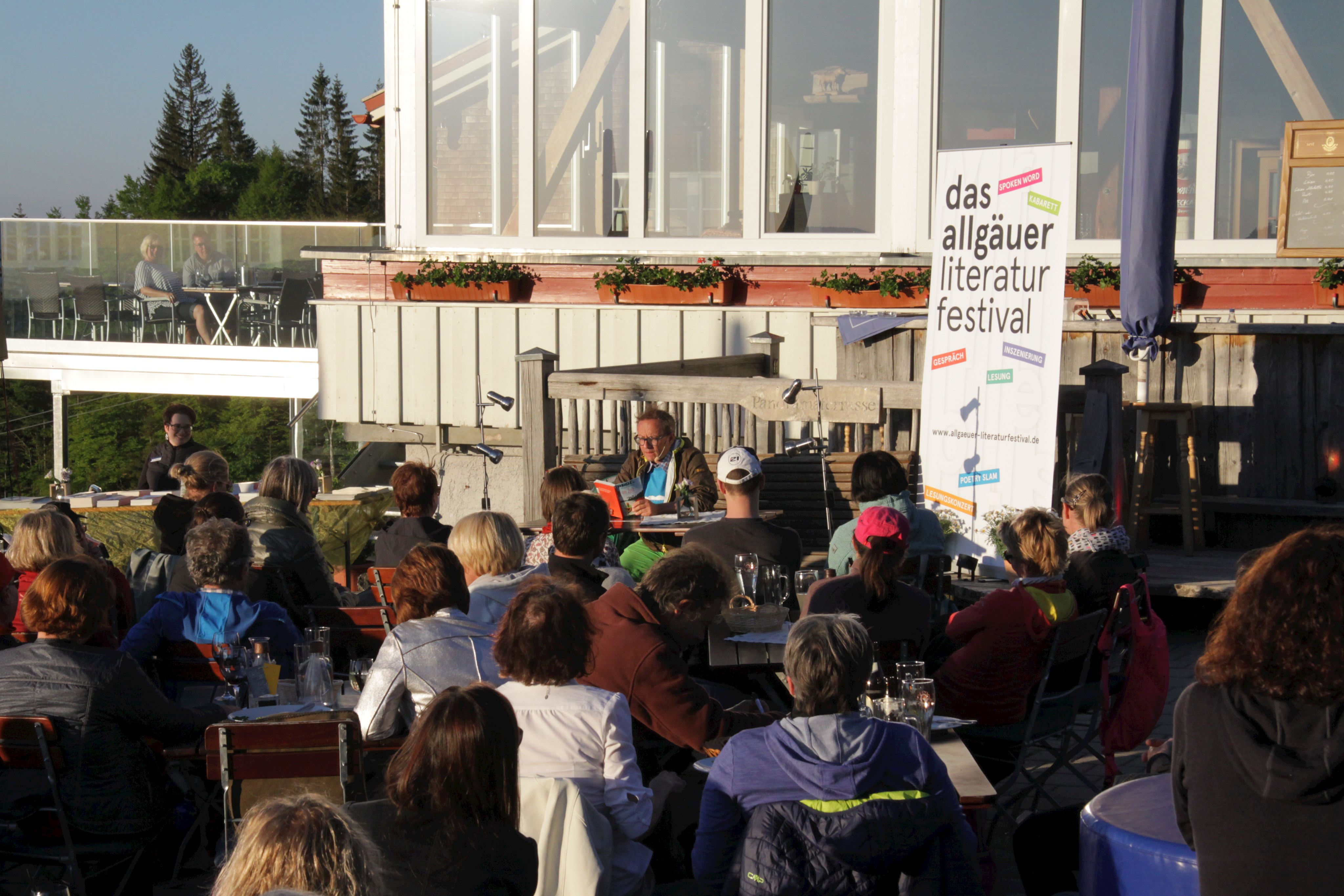 An ungewöhnlichen Orten finden die Lesungen beim Allgäuer Literaturfestival statt. So begeisterte Wigald Boning die Zuhörer mit seinem Vortrag auf der Bergstation der Imberg-Bahn bei Oberstaufen.