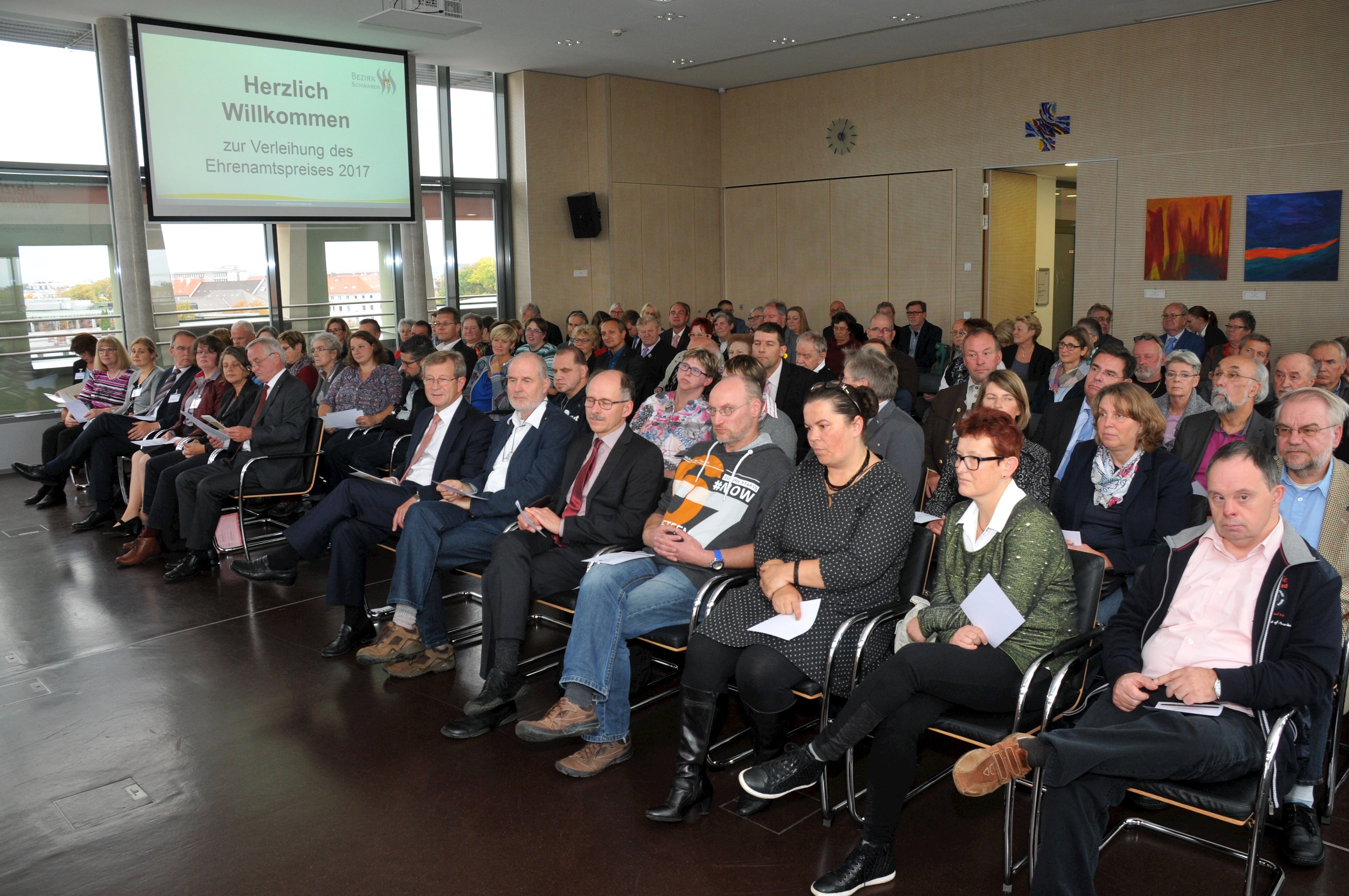 Die Verleihung des Ehrenamtspreises Miteinander am 09.10.2017 fand im Saal Donau des Bezirks Schwaben statt.