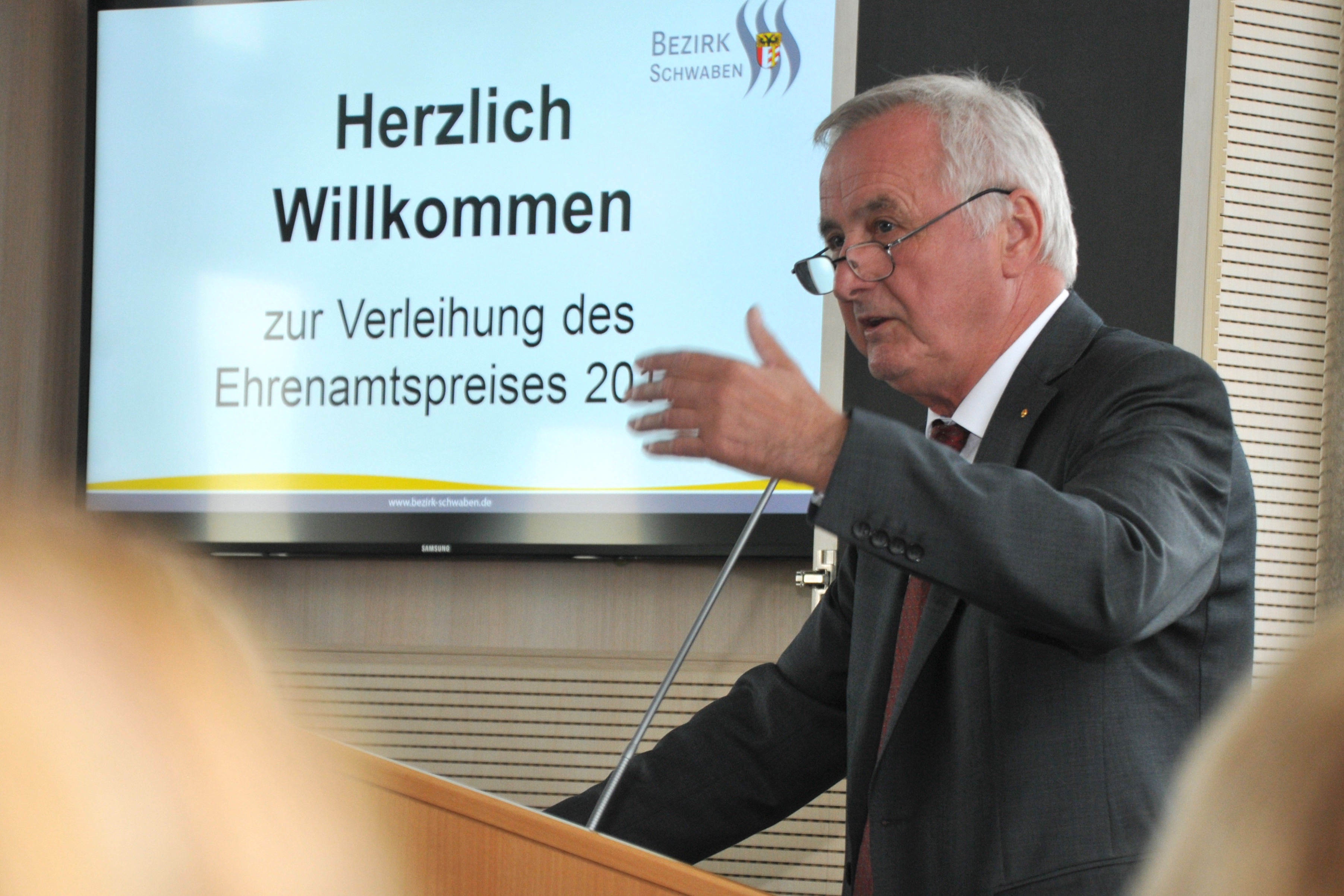 Bezirkstagspräsident Jürgen Reichert bei der Begrüßungsrede zum Ehrenamtspreis.