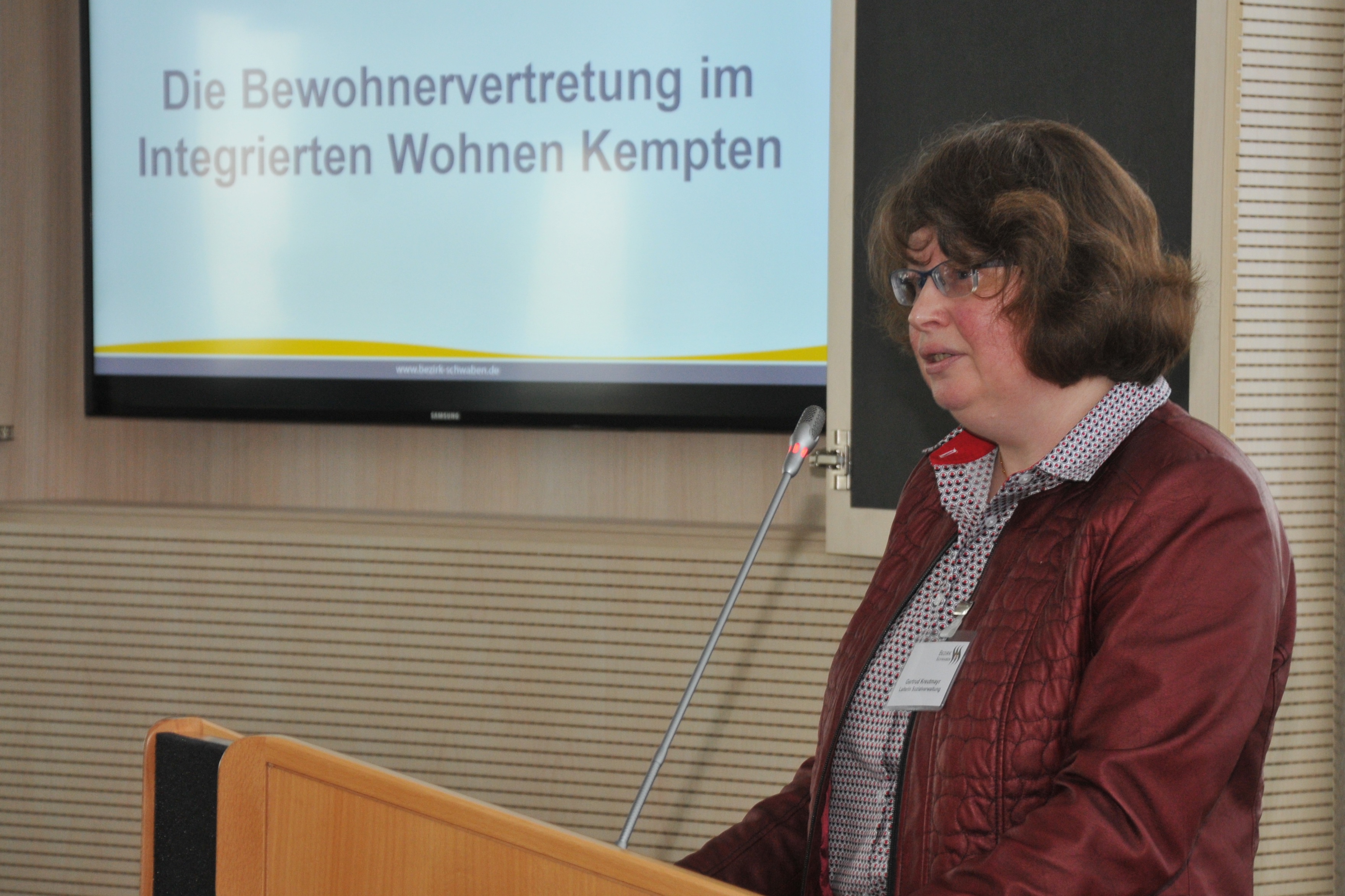 Frau Gertrud Kreutmayr, Leiterin der Sozialverwaltung des Bezirks Schwaben, bei der Laudatio für den 3. Preisträger.