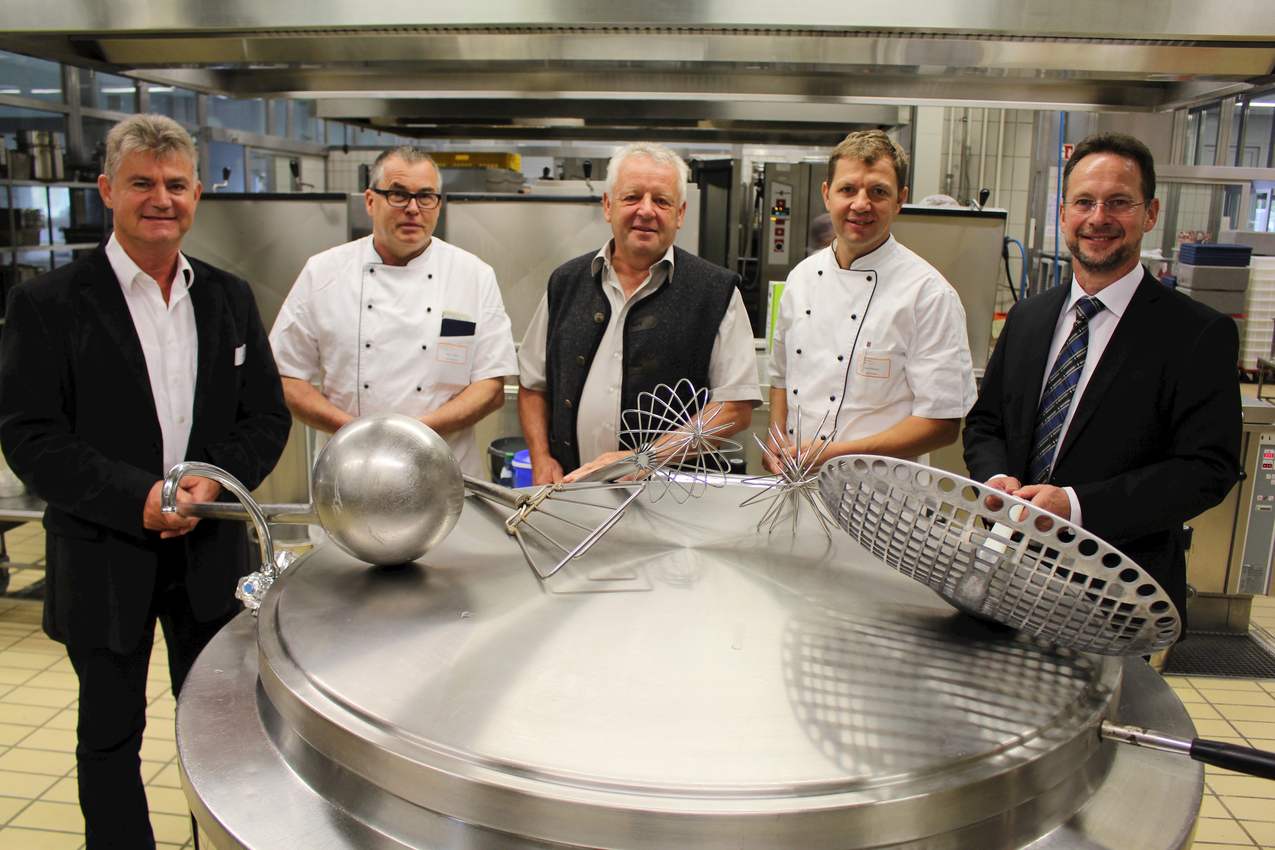 Wechsel in der Großküche des Bezirkskrankenhauses Günzburg: Auf Augustinus Wanner (Mitte) folgt Richard Wolf (Zweiter von rechts). Helmut Maier (Zweiter von links) bleibt Stellvertreter. Flankiert wird die Küchenleitung von Pflegedirektor Georg Baur (links) und dem bisherigen Leiter des Dienstleistungs- und Logistikzentrums, Wilhelm Wilhelm (jetzt Regionalleiter).