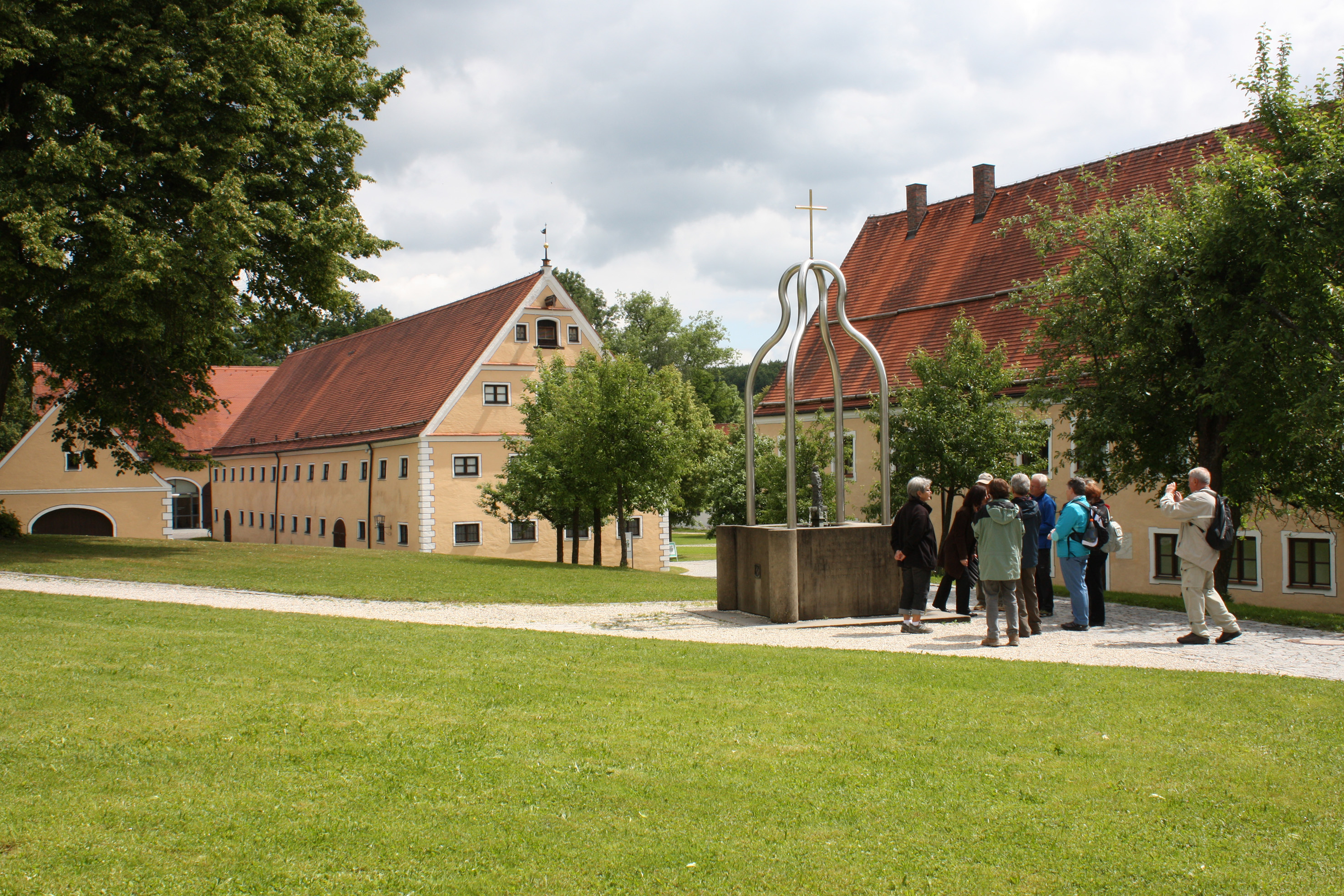 Die Teilnehmer erfahren bei einem Rundgang über das Gelände Spannendes über die wechselvolle
Nutzungsgeschichte der barocken Wirtschaftsgebäude des Klosters Oberschönenfeld im Wandel der Zeit.