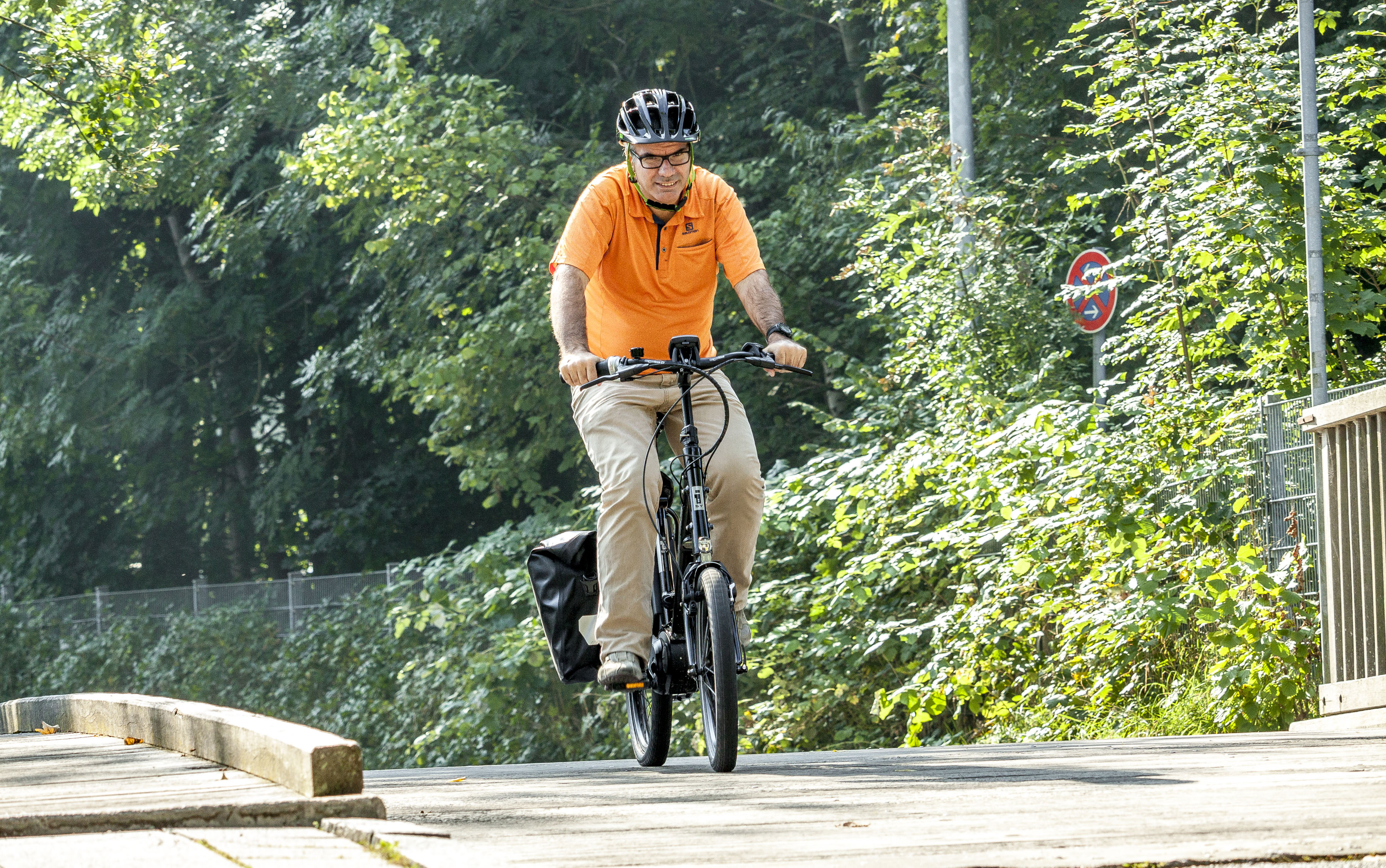 Das E-Bike in Aktion: Johann Miller tritt auf einer Dienstfahrt in die Pedale.