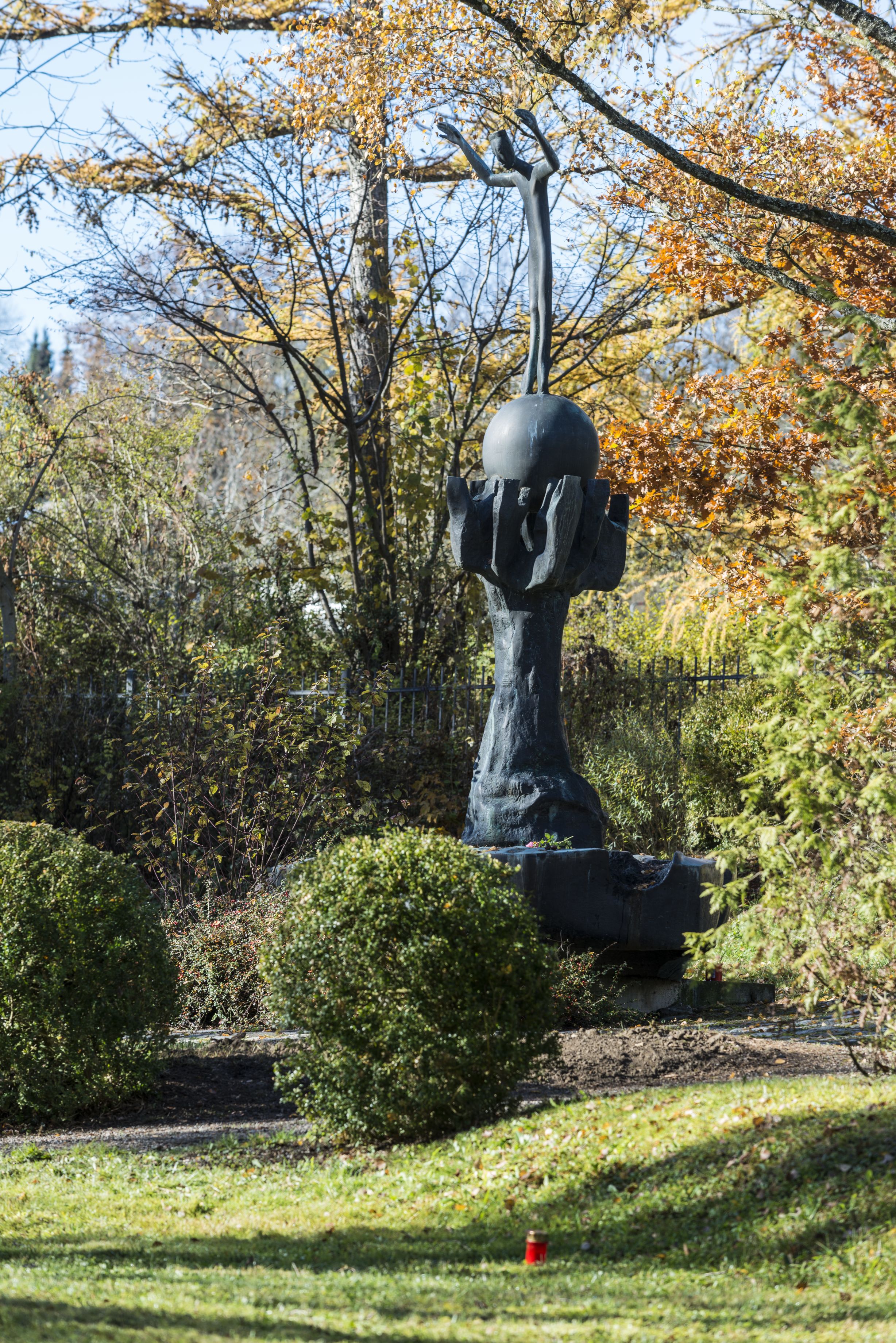 Mahnmal Lass mich Deine Leiden singen auf dem ehemaligen Anstaltsfriedhof Irsee