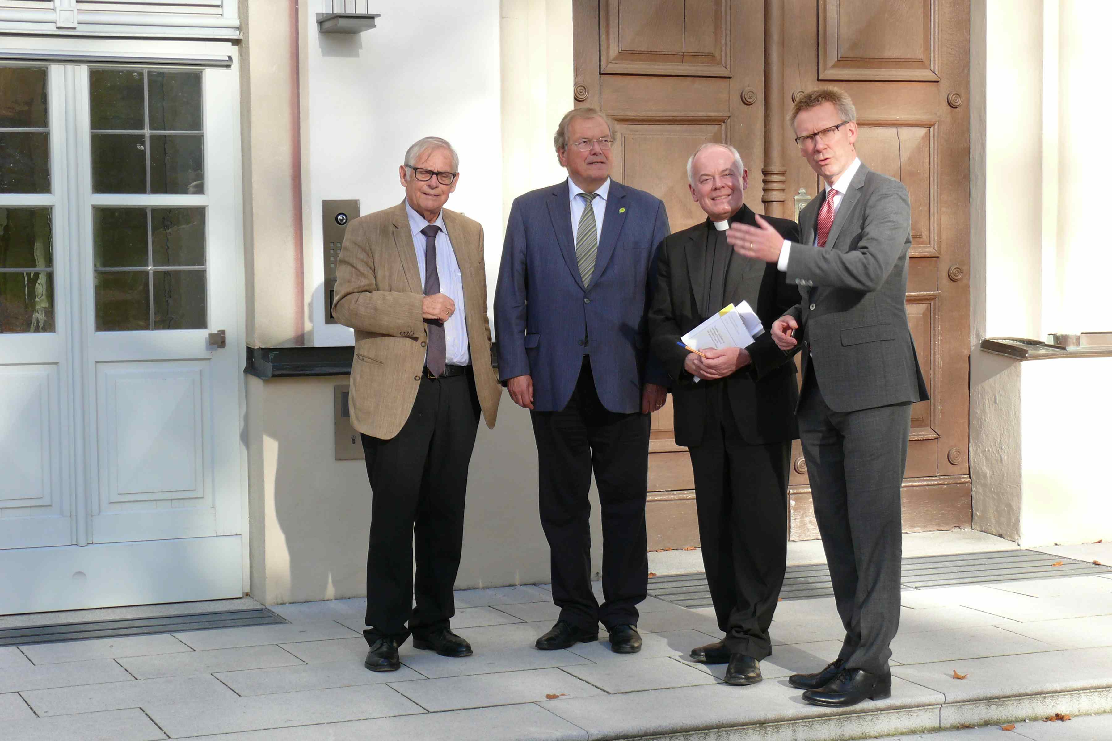 v.l.n.r.: Robert Antretter (MdB a.D.; Ehrenvorsitzender der Bundesvereinigung Lebenshilfe, Vizepräsident der Parlamentarischen Versammlung des Europarats a.D.), Prof. Dr. Hubert Weiger (Vorsitzender Bund für Umwelt und Naturschutz Deutschland, Vorsitzender Bund Naturschutz in Bayern, Weihbischof Dr. Anton Losinger, Dr. Stefan Raueiser (Leiter Schwäbisches Bildungszentrum und Bildungswerk Irsee).