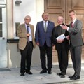 Dr. Stefan Raueiser (rechts) im Gespräch mit Teilnehmern des Gespräches zur Nachhaltigkeit - Impulse der Papst-Enzyklika Laudato Si