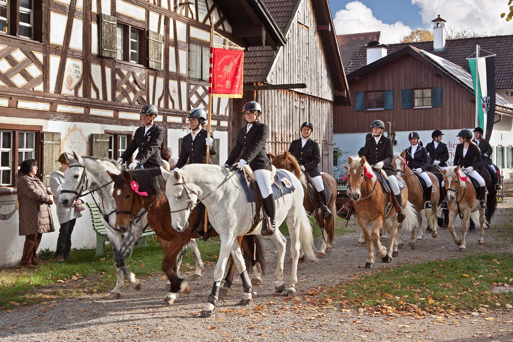 Hoch zu Ross für den Heiligen Leonhard - Traditionelle Reiterprozession zu Ehren des Heiligen Leonhard in Illerbeuren