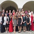 Grund zum Feiern: Frisch examinierte Krankenpfleger in Günzburg