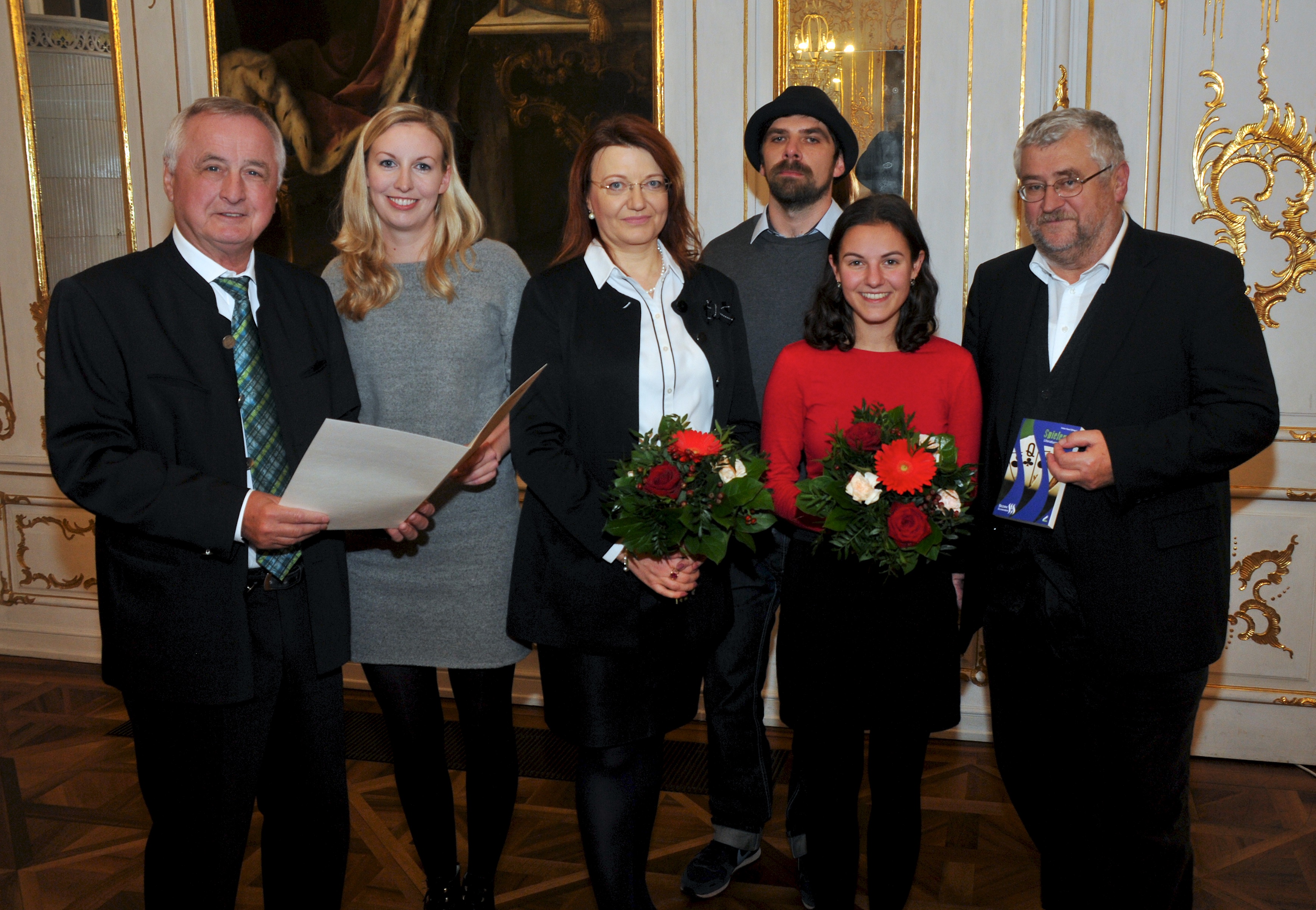 Zur Verleihung des Schwäbischen Literaturpreises am 14. November 2017 in Augsburg: Bezirkstagspräsident Jürgen Reichert (links) und Bezirksheimatpfleger Dr. Peter Fassl (rechts) freuen sich mit den Preisträgern Michaela Hanel (2. Platz) aus Balingen/Württemberg, der Siegerin Eleonora Hummel aus Dresden und dem Augsburger Jos Schneider (3. Preis) über die Auszeichnungen. Im Vordergrund steht die Gewinnerin des Sonderpreises „Junge(r) Autor(in) unter 25“, Marie Saverino aus Hildesheim.