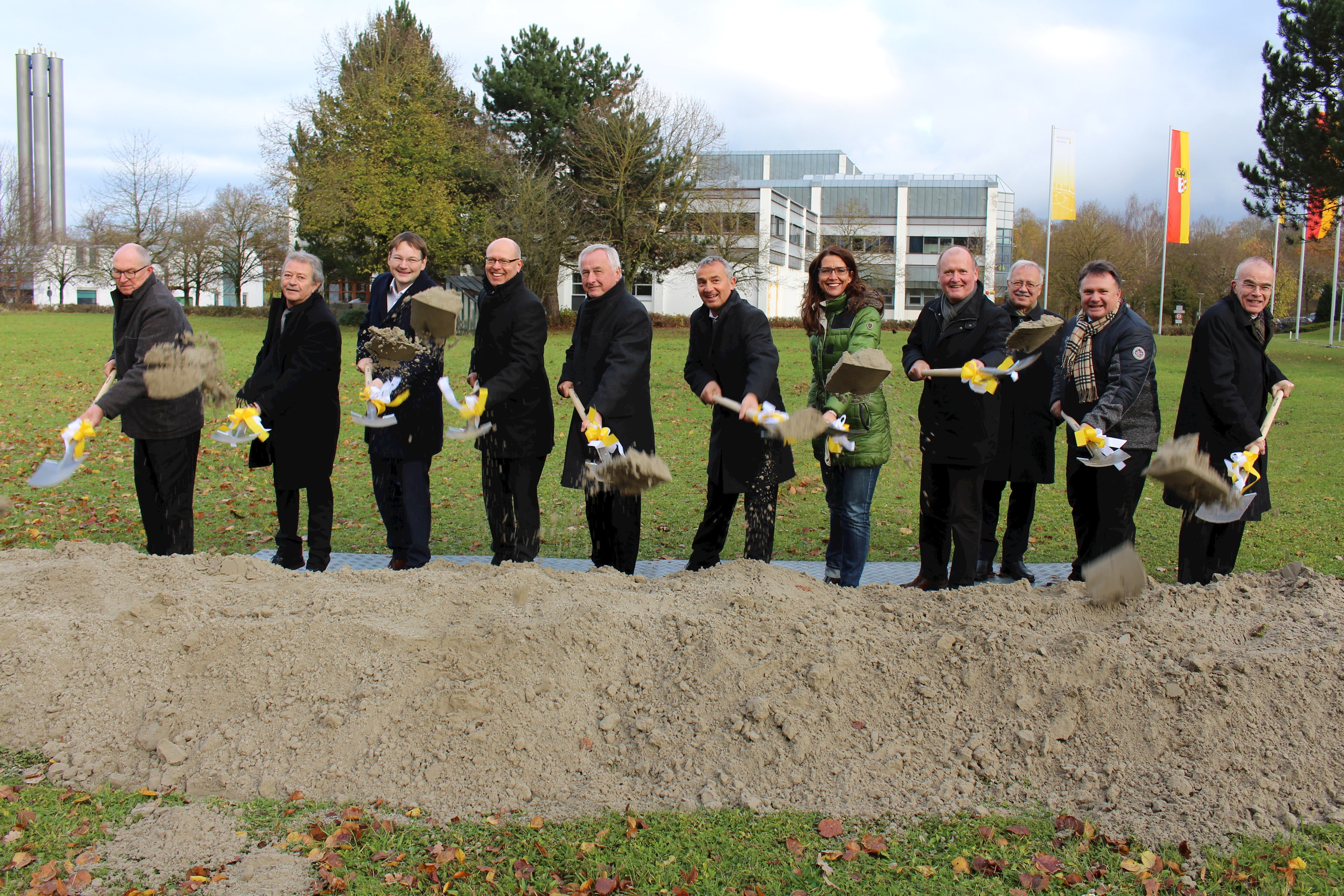 Spatenstich für den 1. Bauabschnitt zur Strukturverbesserung beim BKH Günzburg: (von links) Architekten und Planer Hanns Jana und Martin Feldengut, Landtagsabgeordneter Dr. Hans Reichhart, Vorstandsvorsitzender Thomas Düll, Bezirkstagspräsident Jürgen Reichert, Oberbürgermeister Gerhard Jauernig, Bezirksrätin Stephanie Denzler, Bezirksrat Dr. Johann Popp, Landrat Hubert Hafner, Bezirksrat Stefan Bosse und Leitender Ärztlicher Direktor Professor Thomas Becker.