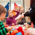 Viel Spaß beim Basteln und Schauspielern hatten die Kinder von Bezirksmitarbeiterinnen und -mitarbeitern beim „Kind-komm-mit-Tag“.