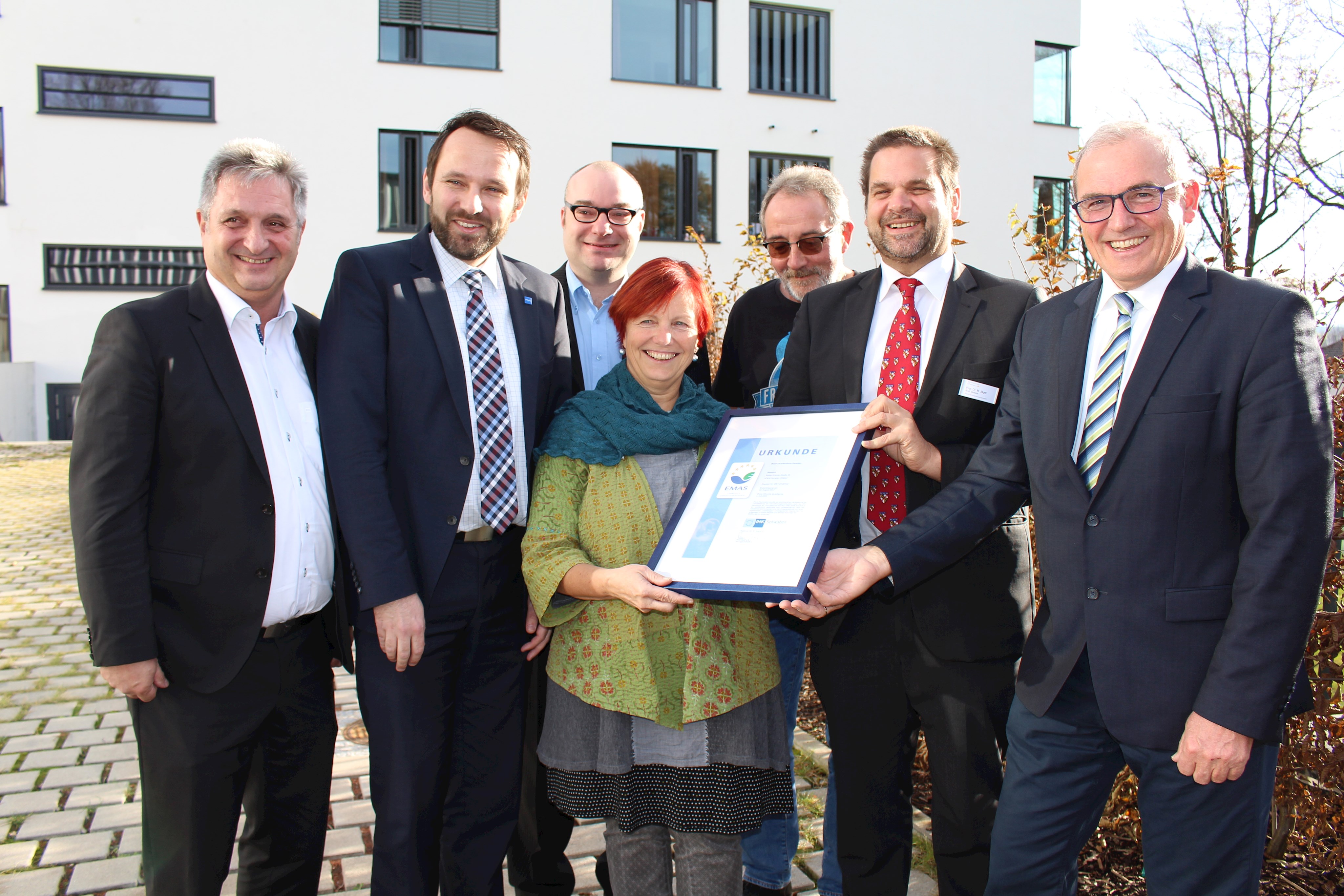 von links: Helmut Notz (stellvertretende Regionalleitung Süd der Bezirkskliniken Schwaben), IHK-Regionalgeschäftsführer Stefan Sprinkart, Michael Rauch (Qualitätsmanagementbeauftragter), Lisa Birke (Personalratsvorsitzende), Arthur Göttling (stellvertretender Pflegedirektor), Prof. Dr. Markus Jäger (Ärztlicher Direktor; alle BKH Kempten), Regionalleiter Wilhelm Egger