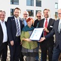 Freude über die EMAS-Urkunde, die das vorbildliche Umweltmanagement im Bezirkskrankenhaus Kempten dokumentiert.