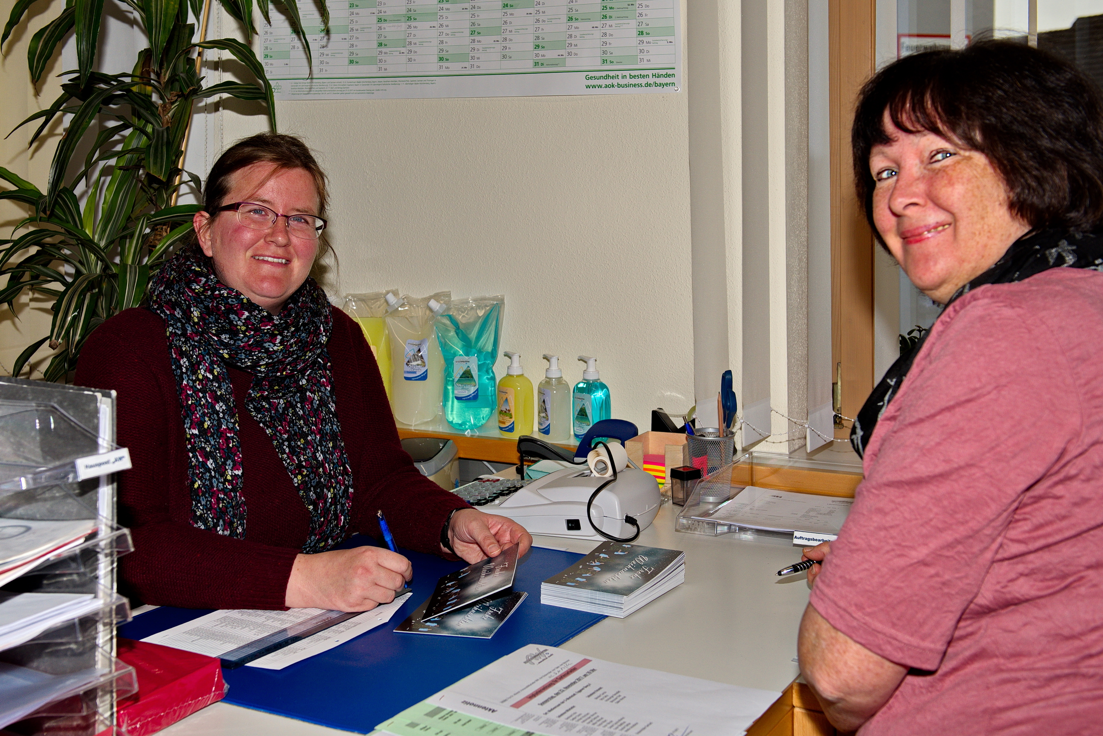 Sylvia-Marion S. (links) unterstützt Marie-Luise Schindele bereits stundenweise im Sekretariat der Allgäuer Werkstätten am Eggener Berg. Sie möchte nach ihrer Zeit im Berufsbildungsbereich nämlich gern ins Büro wechseln.