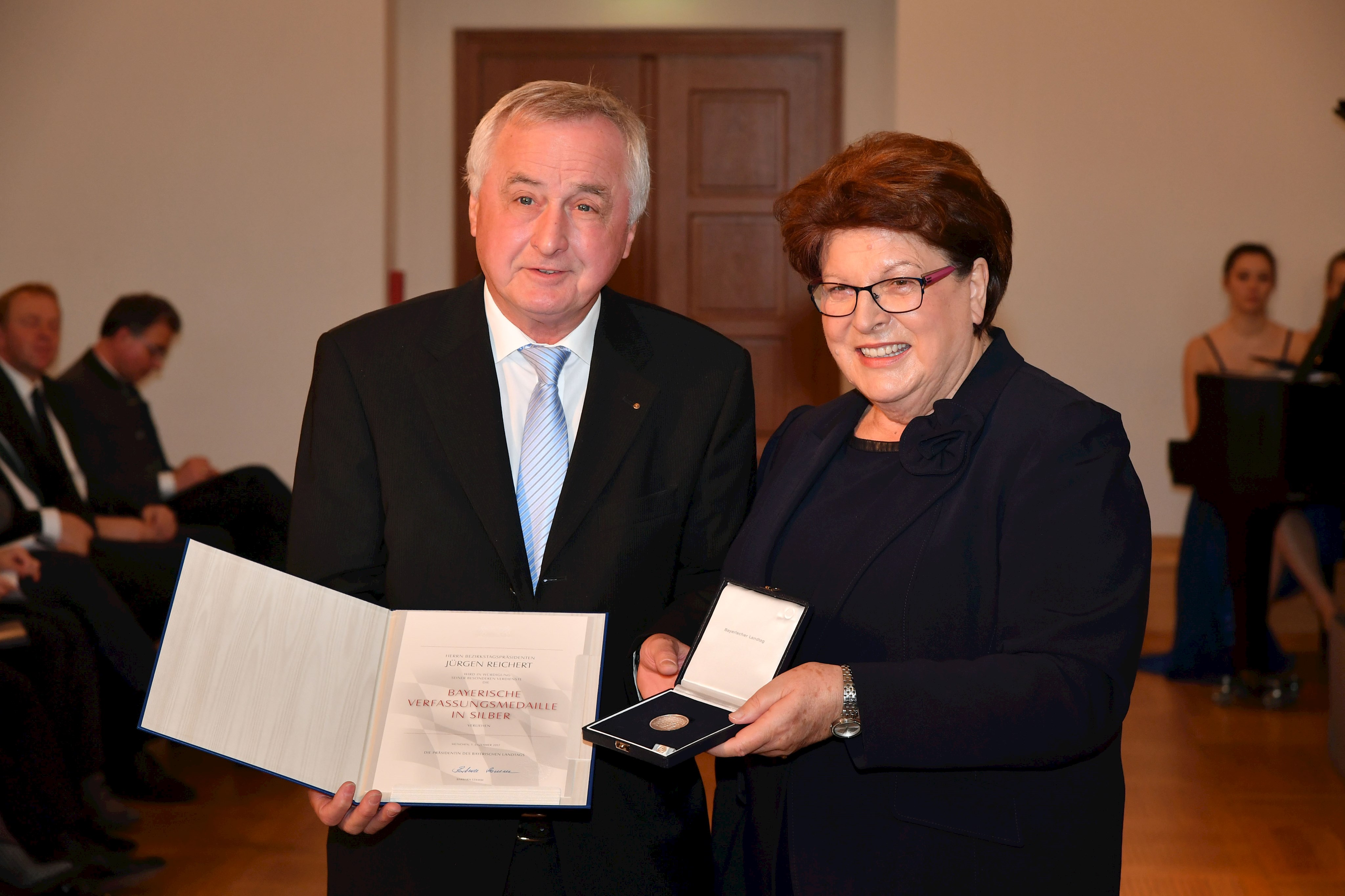 Landtagspräsidentin Barbara Stamm (rechts) überreichte Bezirkstagspräsident Reichert die Bayerische Verfassungsmedaille in Silber.