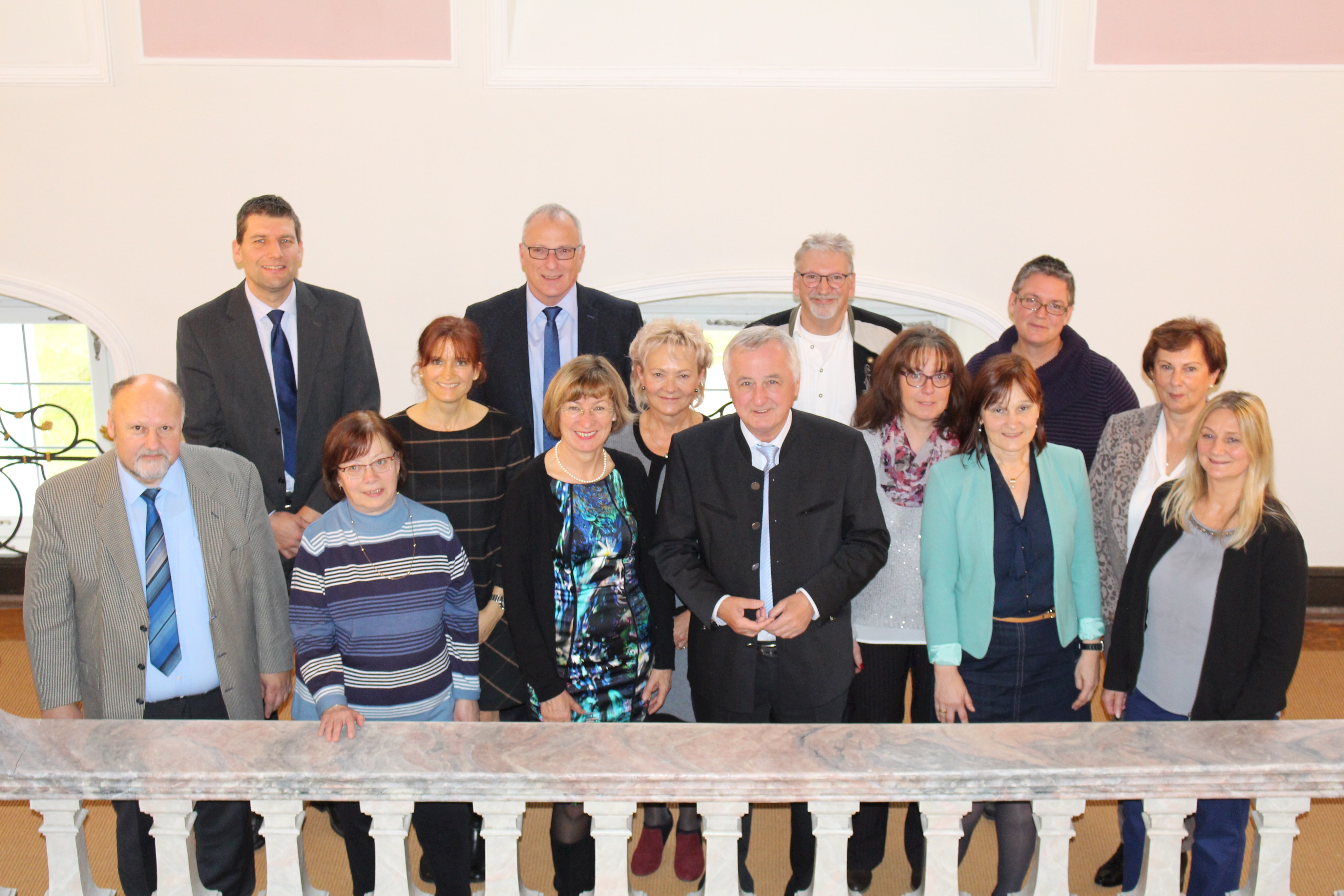 Die Jubilare der Bezirksverwaltung mit Bezirkstagspräsident Jürgen Reichert (vorne in der Mitte), Direktor Dr. Georg Bruckmeir, dem Leiter des Sachgebietes Personalverwaltung, Manfred Brehm (hinten von links), sowie der stellvertretenden Vorsitzenden des Gesamtpersonalrates, Hannelore Herbein (hinten rechts).