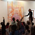 Museumspädagogin Oda S. Bauersachs in Aktion mit kleinen Besuchern