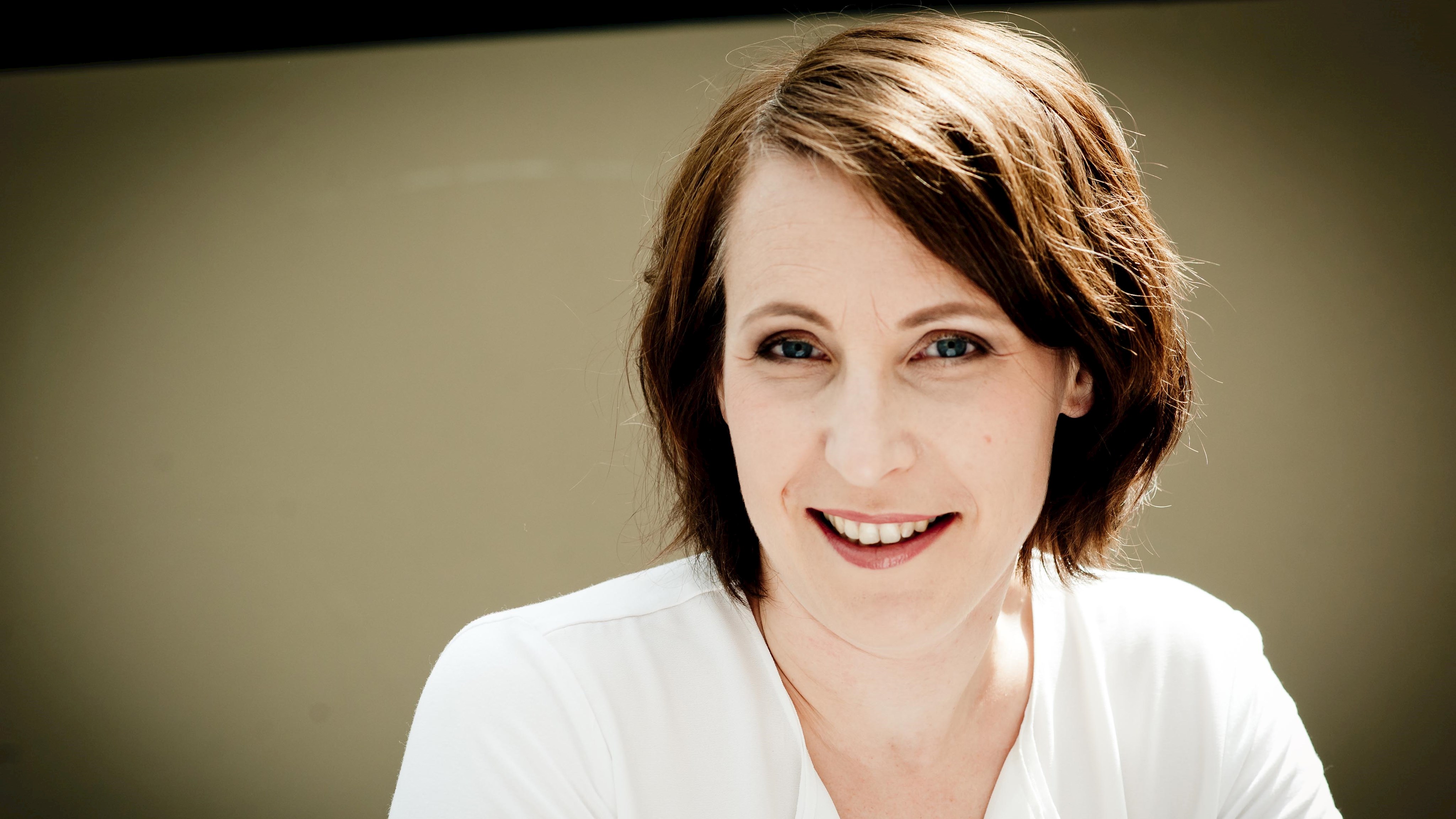 Die renommierte, in Augsburg lebende Dirigentin Carolin Nordmeyer wird ab Mai die künstlerische Leitung des sjso übernehmen.