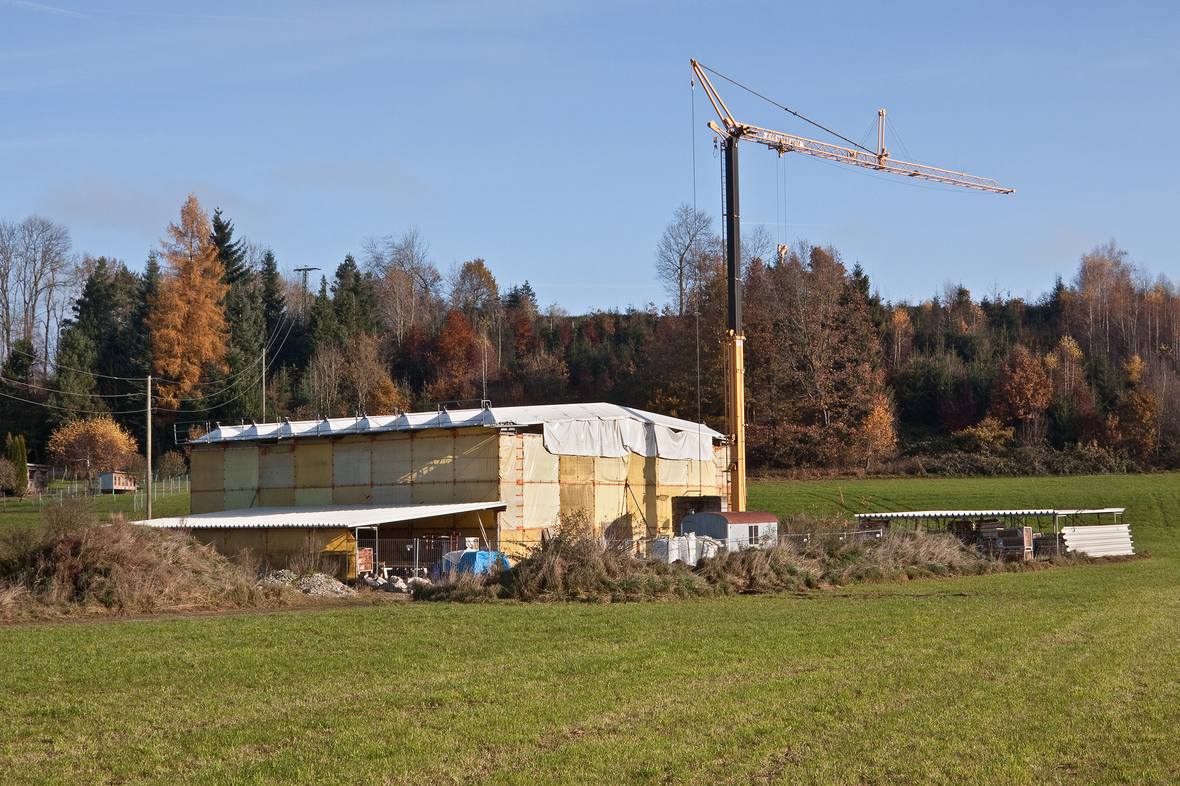 Typisch für die Region ist die Ständer-Bohlen- Bauweise und das flachgeneigte Dach mit ehemaliger Legschindeldeckung. Das Bauernhaus soll im Museum die Baugruppe Alpenvorland begründen.
