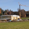 Jetzt noch unter einem Bauzelt: Die „Sölde“ aus dem frühen 19. Jahrhundert, ist ein kleinbäuerliches, zweigeschossiges Anwesen aus dem Alpenvorland.