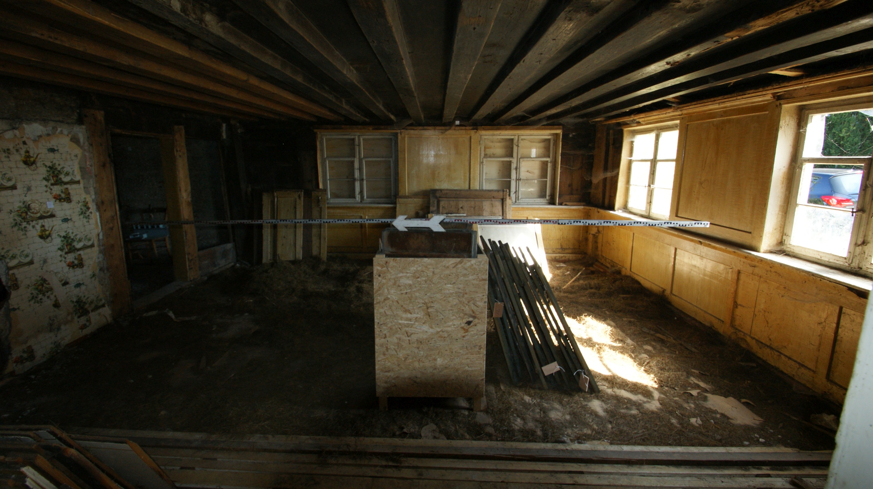 Die Bauforschungen belegen in den Balken der Stubendecke und einzelnen Wandteilen das Jahr 1467. Somit ist das Bauernhaus aus Stölzling bei Kempten das bisher nachweislich älteste im Allgäu.