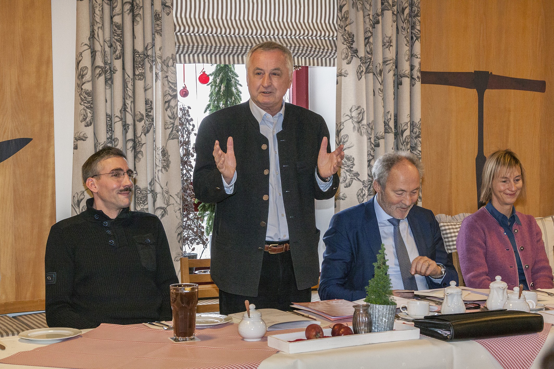Mit Freude verkündete Bezirkstagspräsident Jürgen Reichert gemeinsam mit Landwirt Anton Gregg (links), Landrat Hans-Jaochim Weirather und Simone Zehnpfennig-Wörle den Abschluss der erfolgreichen Grundstücksverhandlungen.
