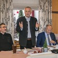 Mit Freude verkündete Bezirkstagspräsident Jürgen Reichert gemeinsam mit Landwirt Anton Gregg (links), Landrat Hans-Jaochim Weirather und Simone Zehnpfennig-Wörle den Abschluss der erfolgreichen Grundstücksverhandlungen.