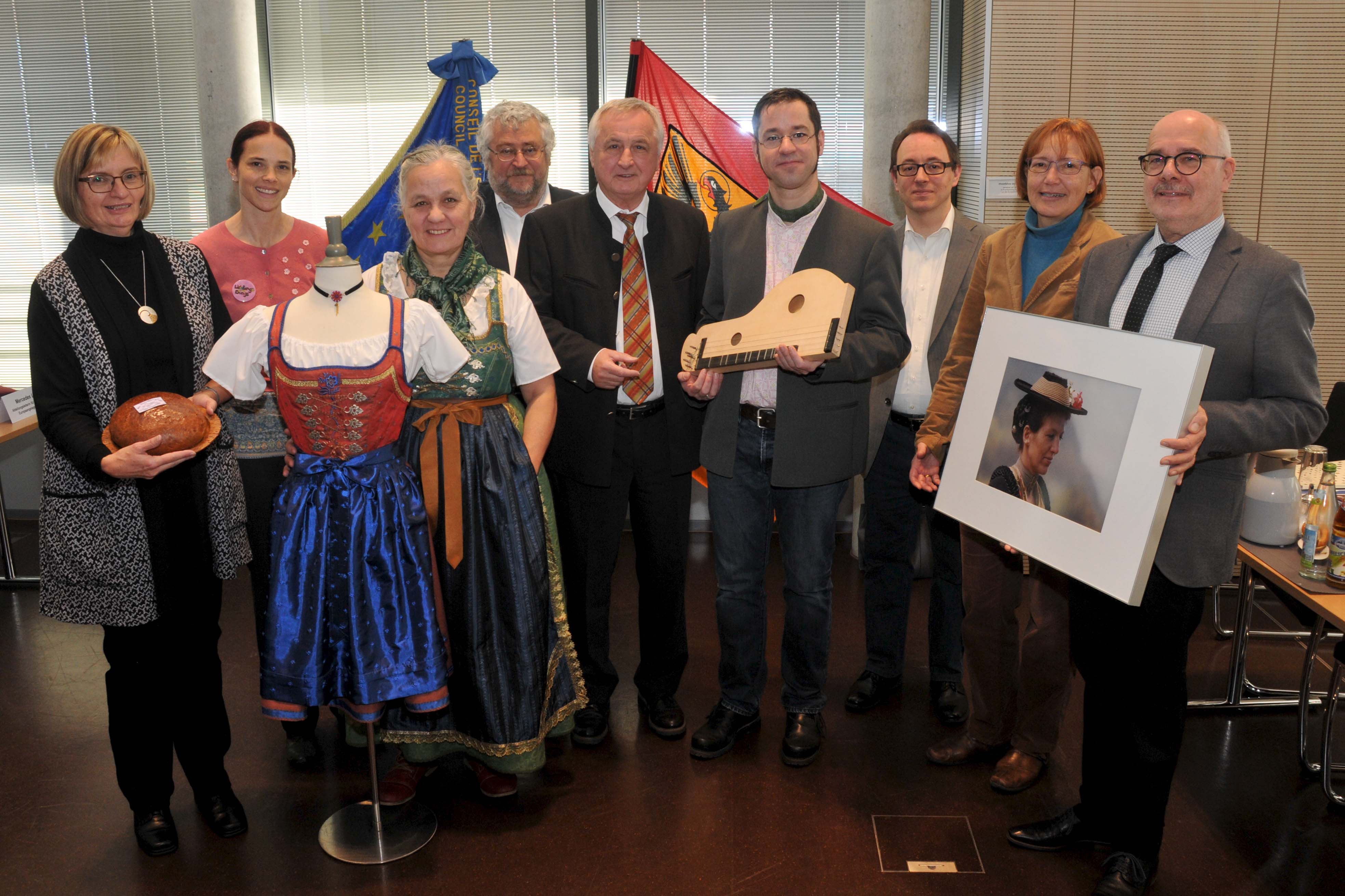 Die Leiter der Kultureinrichtungen des Bezirks und Präsident Reichert kamen für die Vorstellung ihrer Jahresprogramme zur  Pressekonferenz Kultur 2018 in die Augsburger Hauptverwaltung.
v. l. Dr. Ruth Kilian (MKLR), Stefanie Kautz (Schloss Höchstädt), Monika Hoede (Trachtenberaterin), Dr. Peter Fassl (Heimatpfleger), BTP Jürgen Reichert, Christoph Lambertz (Volksmusik), Alla Bergius (sjso), Dr. Beate Spiegel (SVO), Wolfgang Ott (SBI);