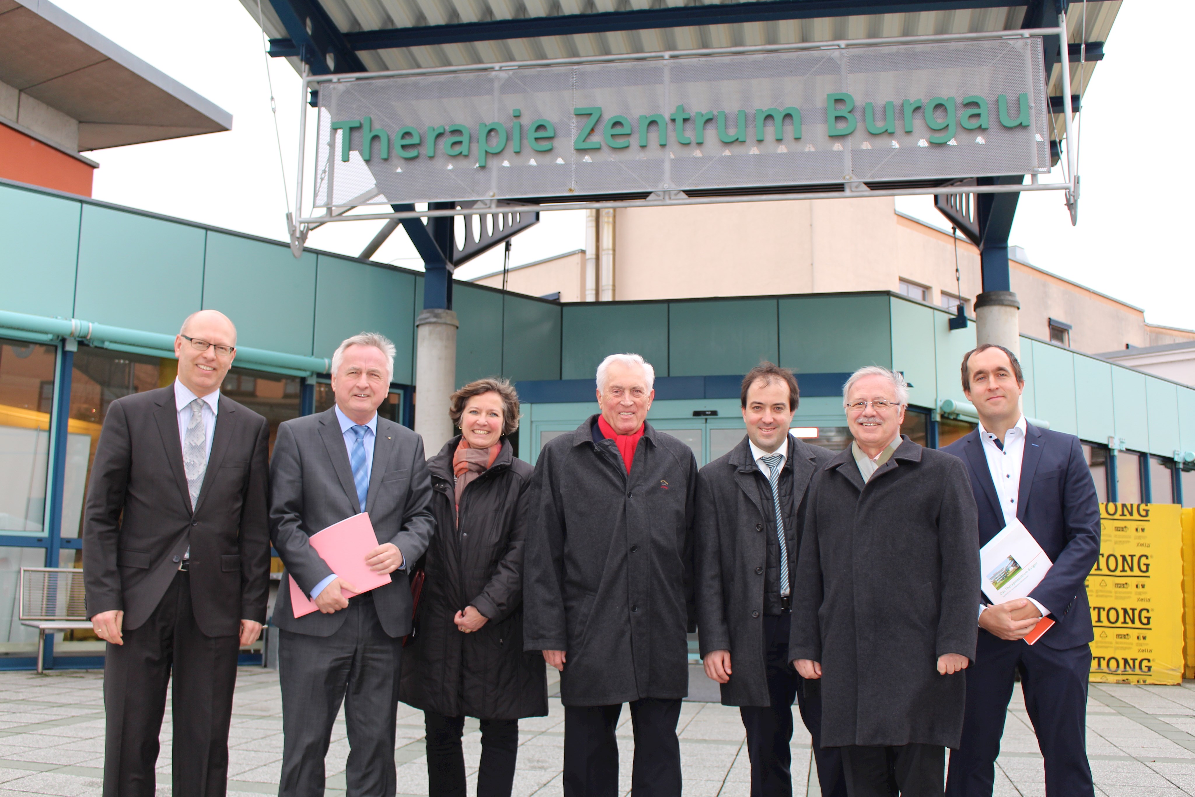 Im Bild von links nach rechts: Bezirkskliniken-Vorstandsvorsitzender Thomas Düll, Bezirkstagspräsident Jürgen Reichert, Ursula Merscher, Vorstandsmitglied der Max-Schuster-Stiftung, die Altgesellschafter Max Schuster (Gründer des Therapiezentrums), Bürgermeister Tobias Bühler (Gundremmingen), Landrat Hubert Hafner und der Geschäftsführer des Therapiezentrums, Stefan Brunhuber.