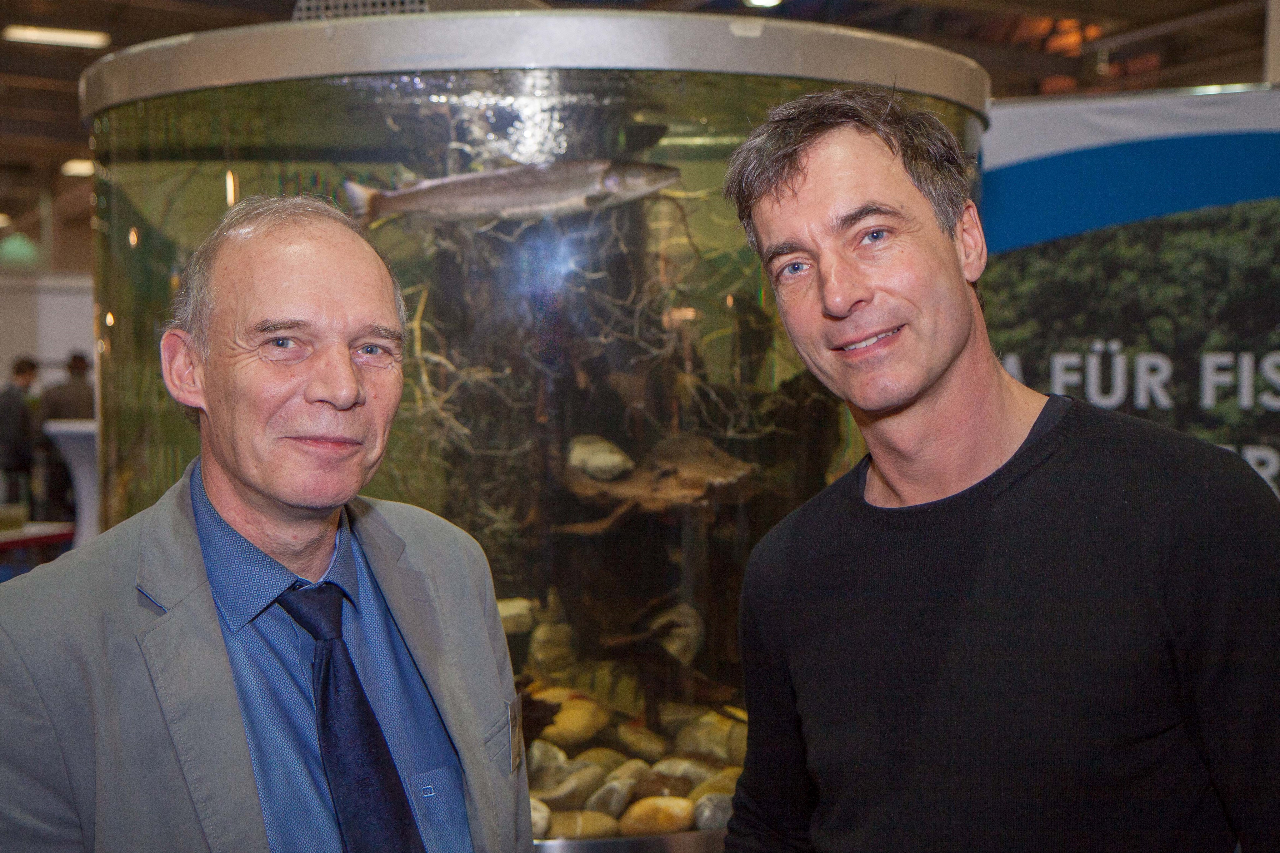 Bemühen sich als gemeinsam um den Huchen (im Hintergrund) und damit um das Ökosystem Fluss: Fischereifachberater Dr. Oliver Born und Filmemacher Florian Guthknecht.