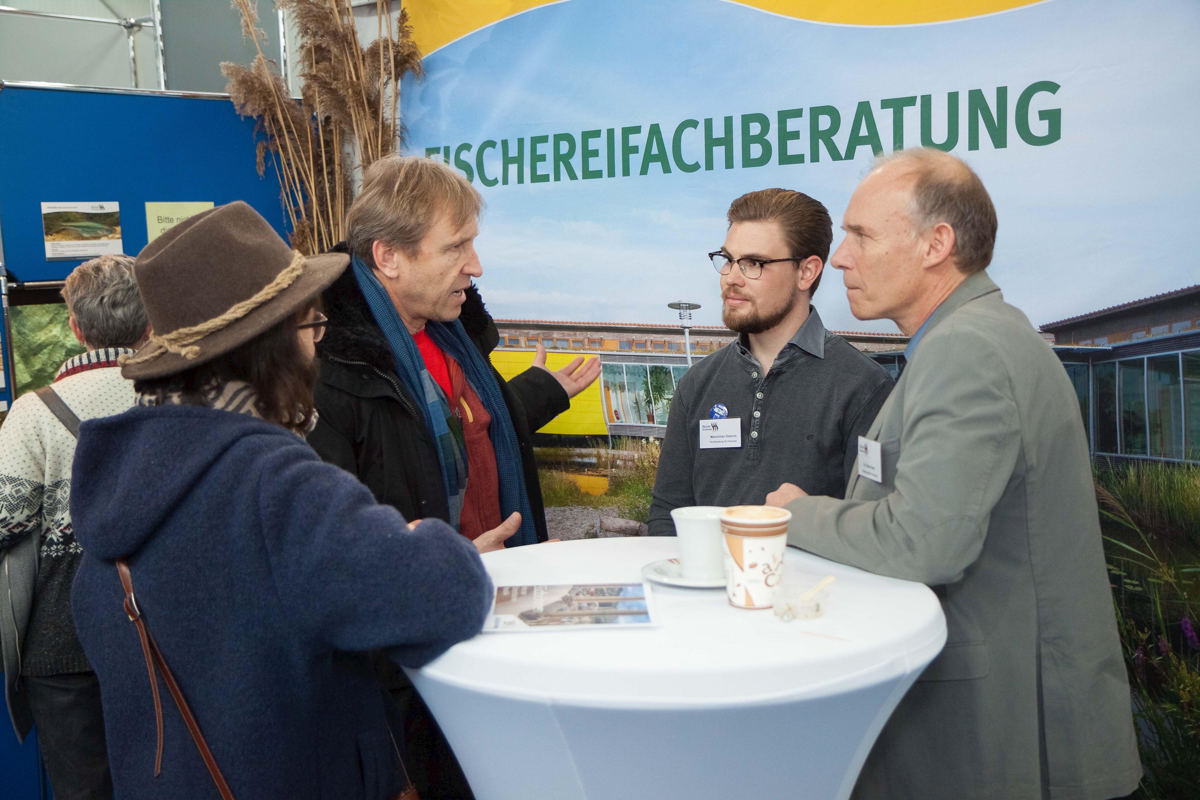 Die Fischereifachberatung - Dr. Oliver Born (ganz rechts) und Maximilian Dietrich - war für Fragen zur Fischerei zur Stelle.