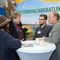 Die Fischereifachberatung - Dr. Oliver Born (ganz rechts) und Maximilian Dietrich - war für Fragen zur Fischerei zur Stelle.