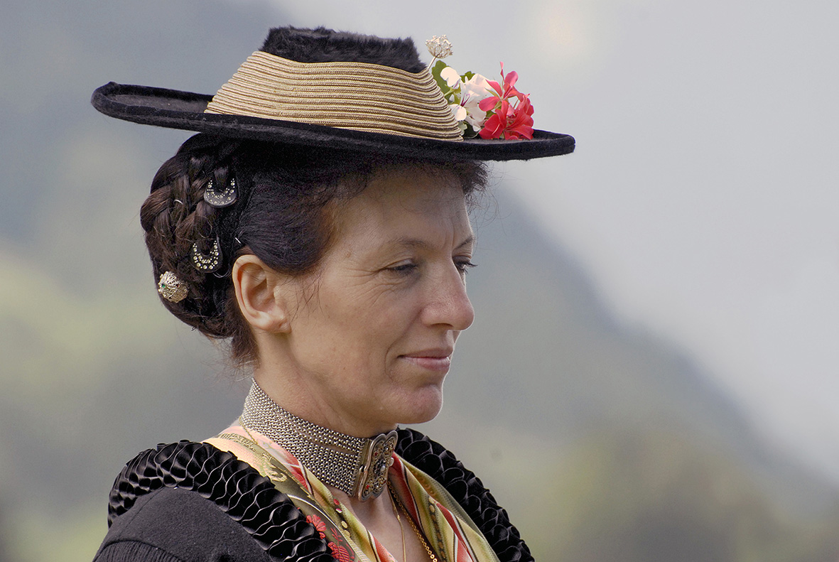 In Berchtesgaden tragen verheiratete Frauen an hohen kirchlichen Feiertagen sowie Hochzeiten und Taufen den Festtagshut.