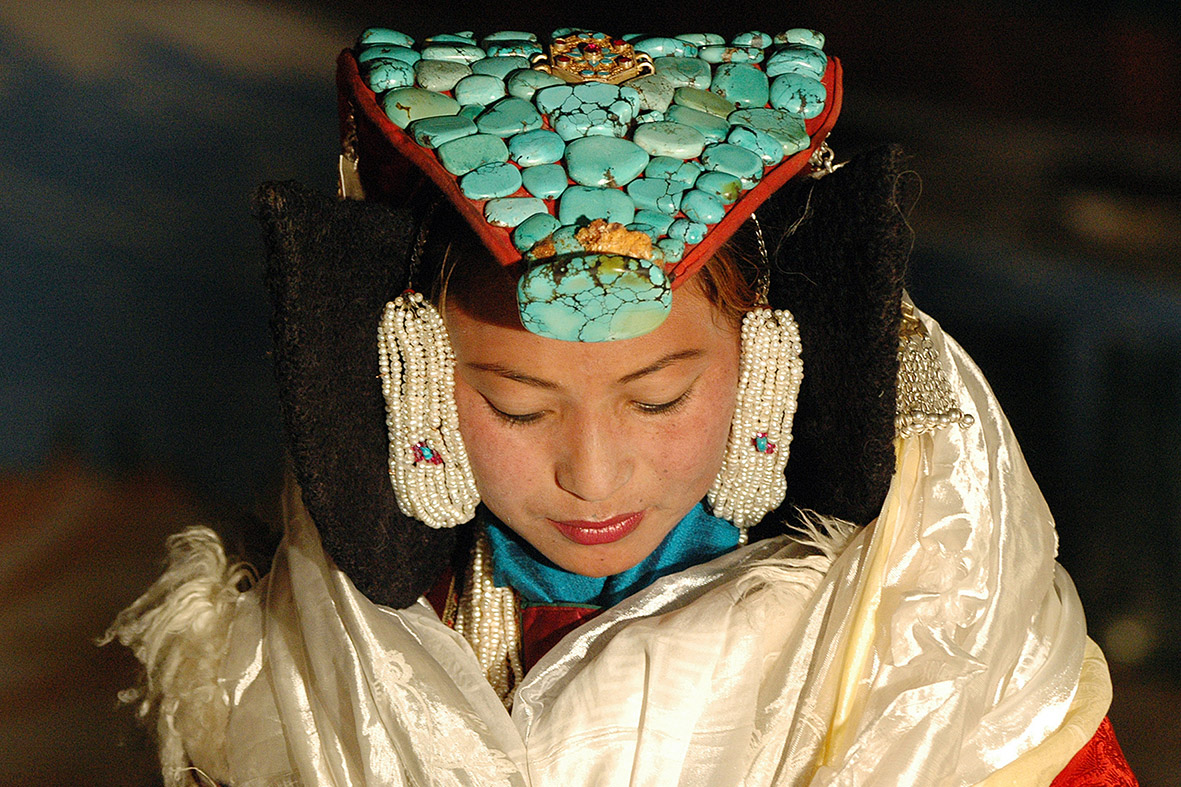 In Ladakh, Nordindien, wird der aufwändige Kopfschmuck bei der Hochzeit von der Mutter an die Tochter übergeben.