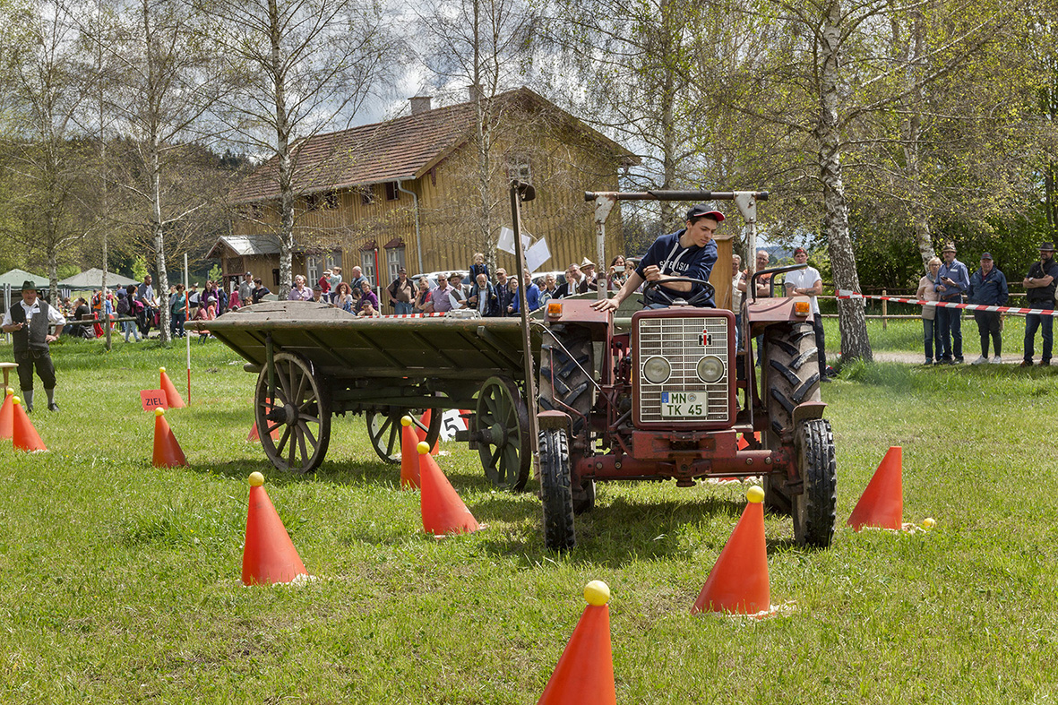 Zum zweiten Mal findet heuer anlässlich der Traktorsegnung eine Oldtimer-Geschicklichkeitsfahrt statt, bei der Besitzer alter Landmaschinen ihr Können unter Beweis stellen.